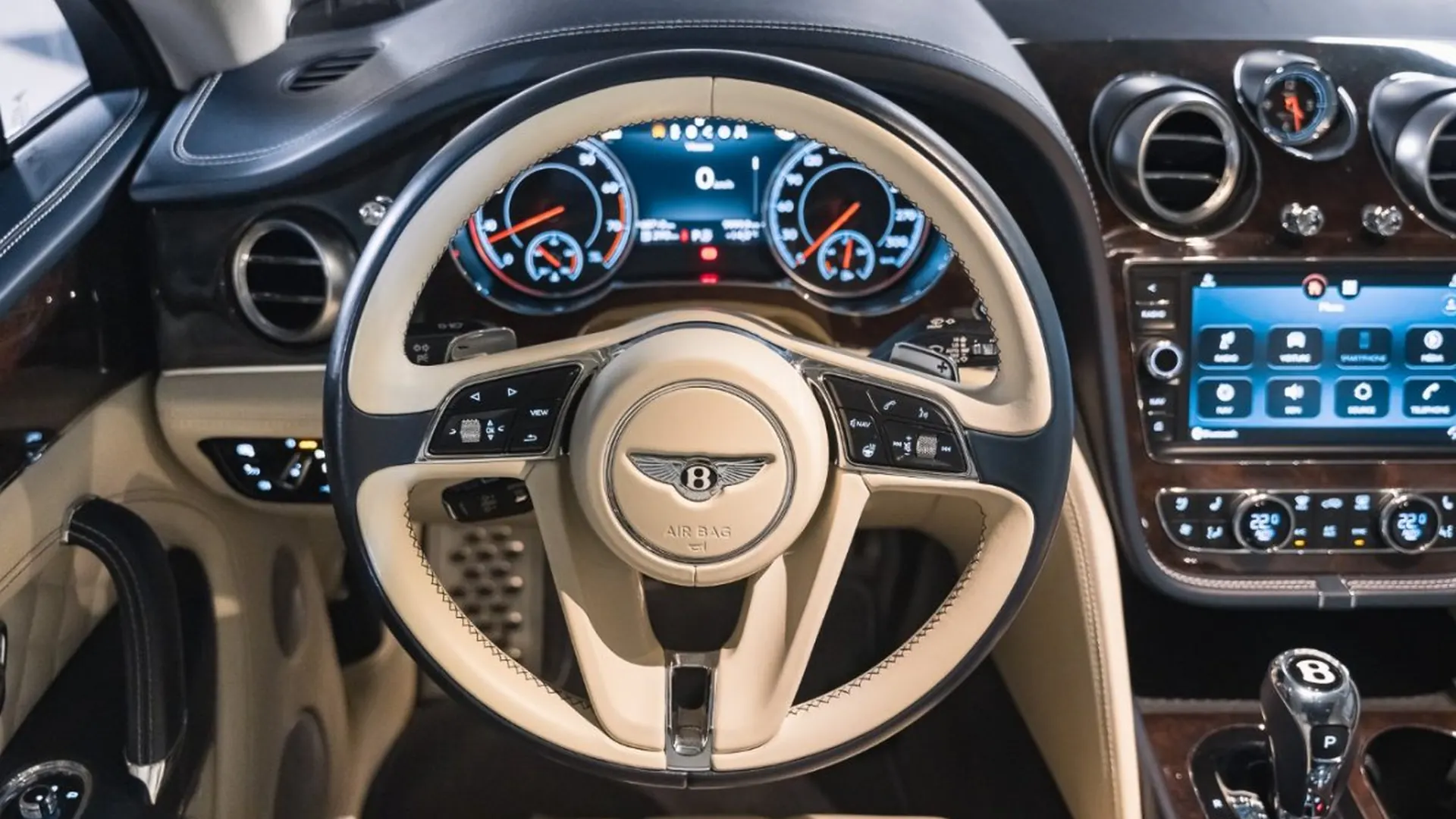 Bentley Bentayga — photo 32