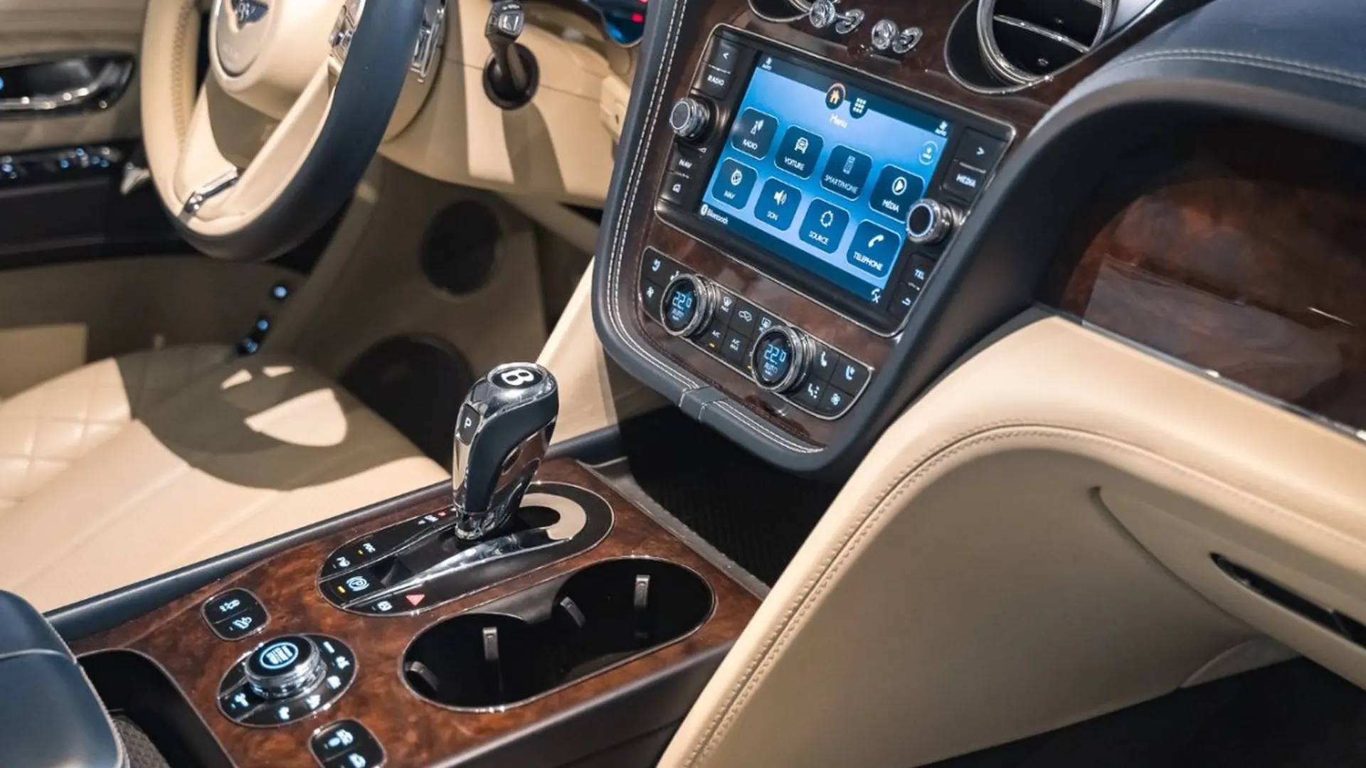 Bentley Bentayga — photo 41