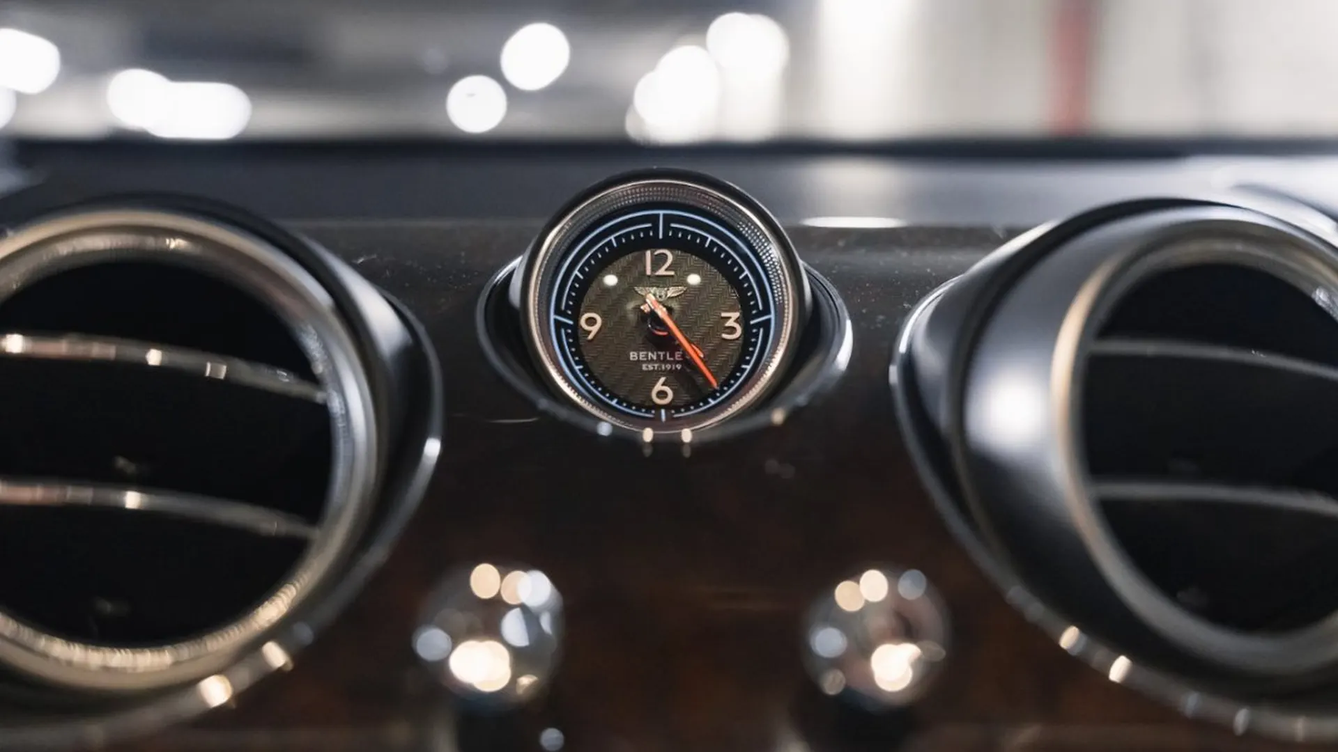 Bentley Bentayga — photo 36