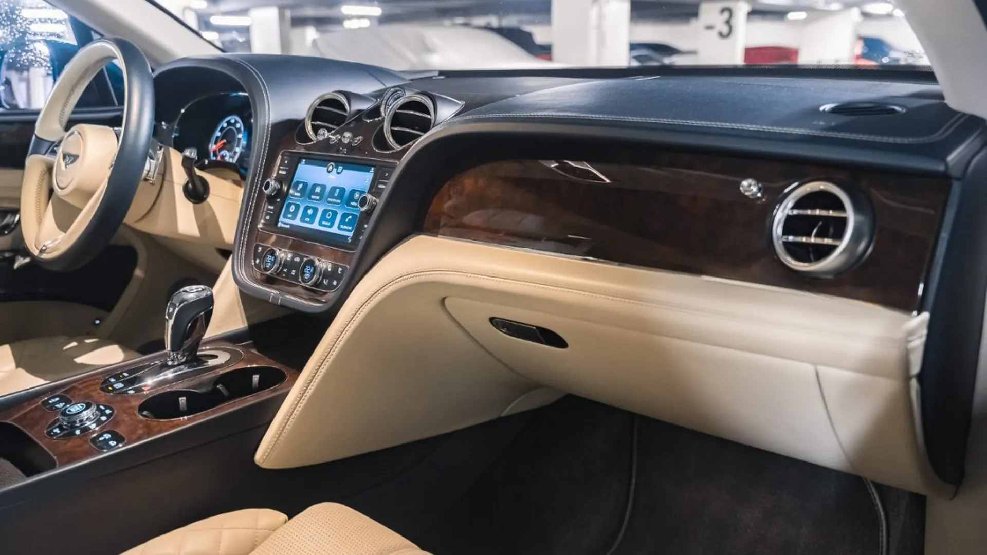 Bentley Bentayga — photo 40