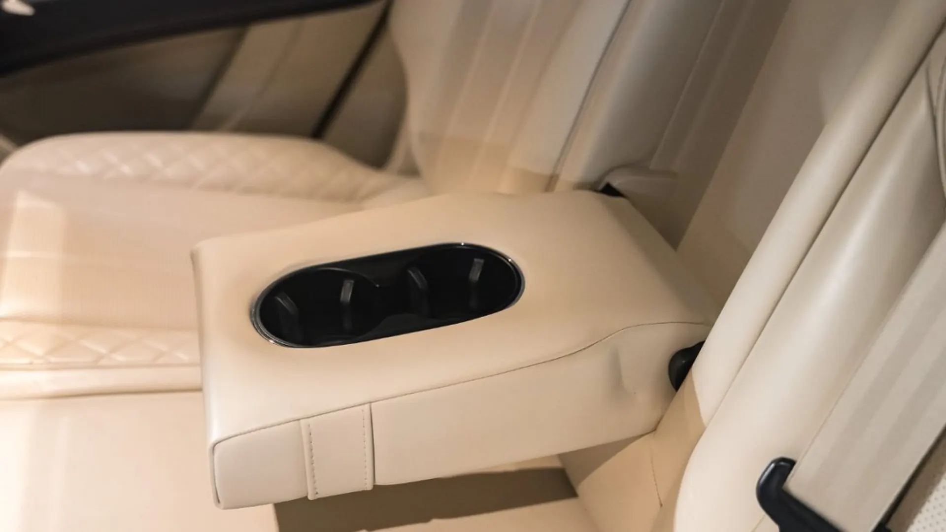 Bentley Bentayga — photo 46