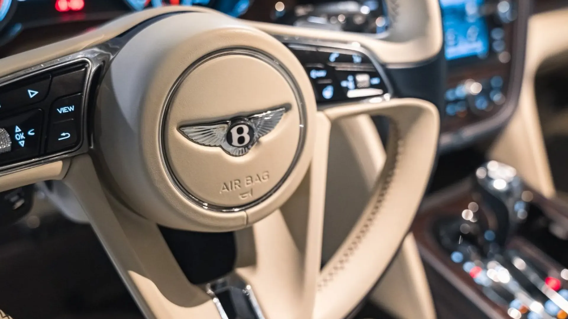 Bentley Bentayga — photo 34