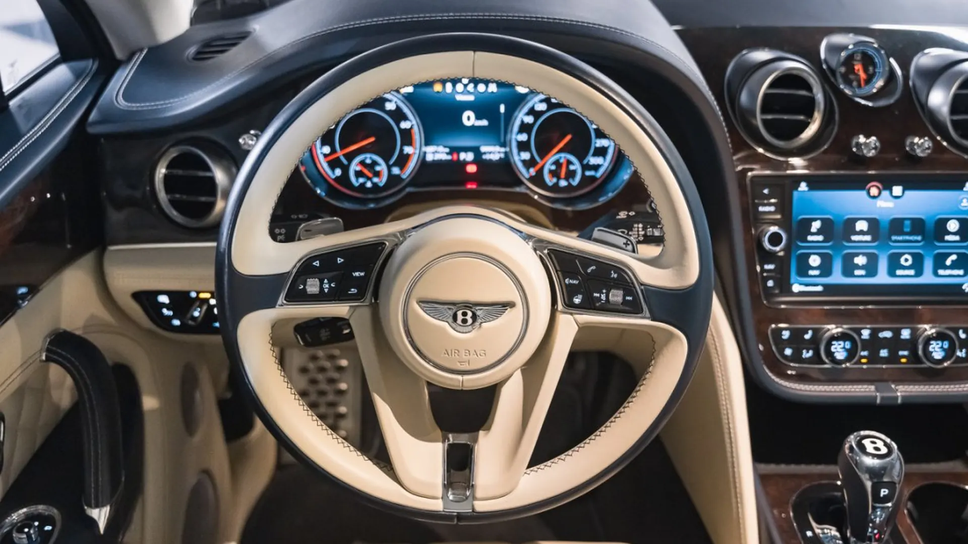 Bentley Bentayga — photo 24