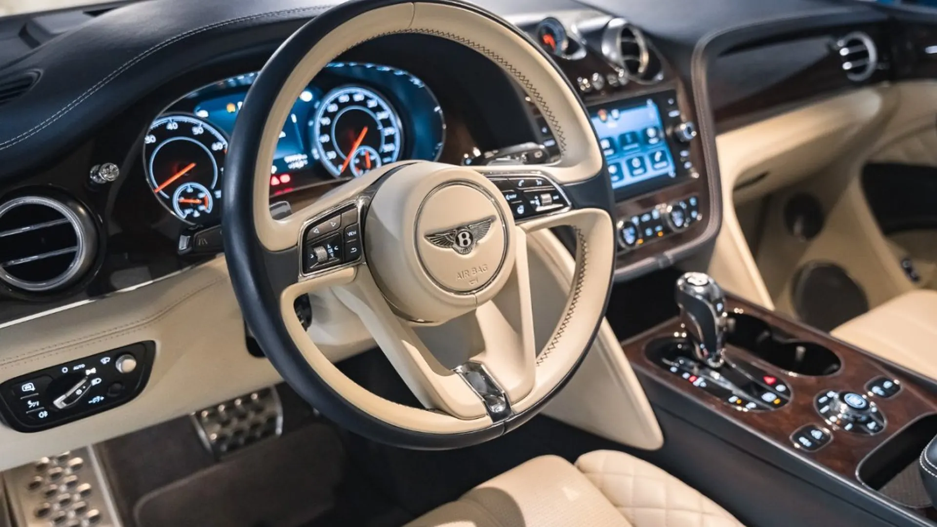 Bentley Bentayga — photo 30