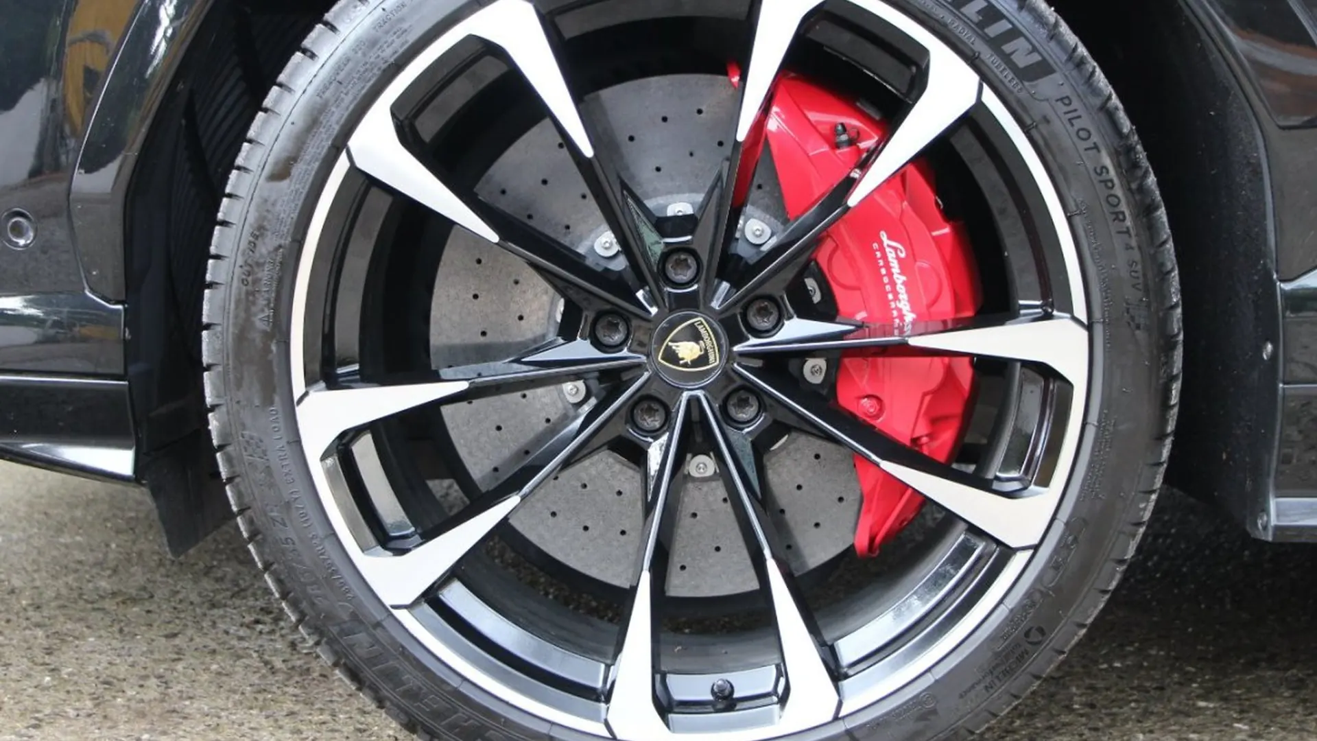 Lamborghini Urus — photo 28