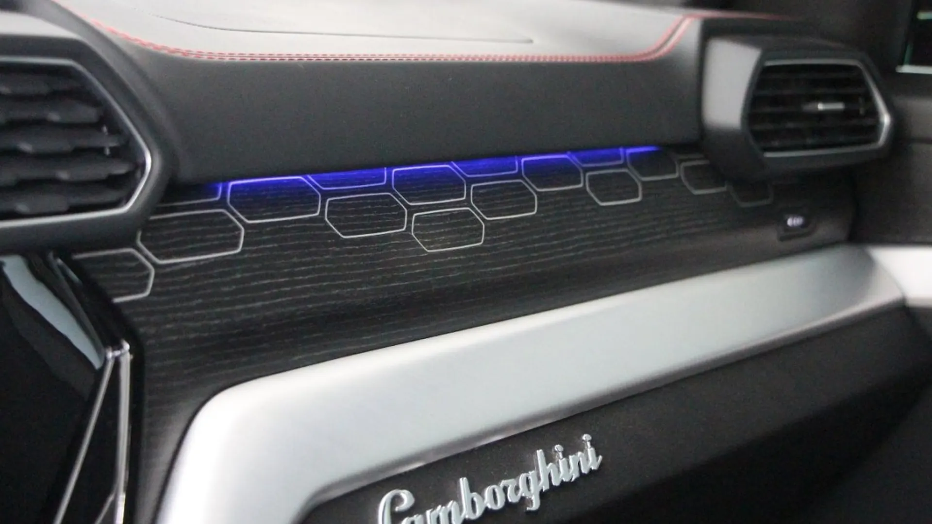 Lamborghini Urus — photo 17