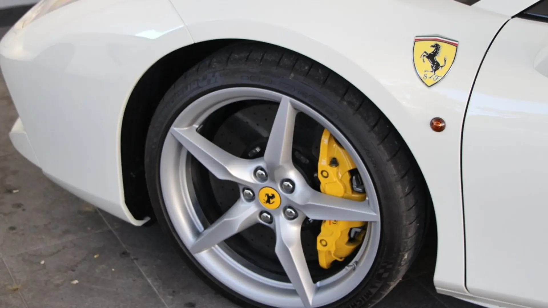 Ferrari 488 — photo 5