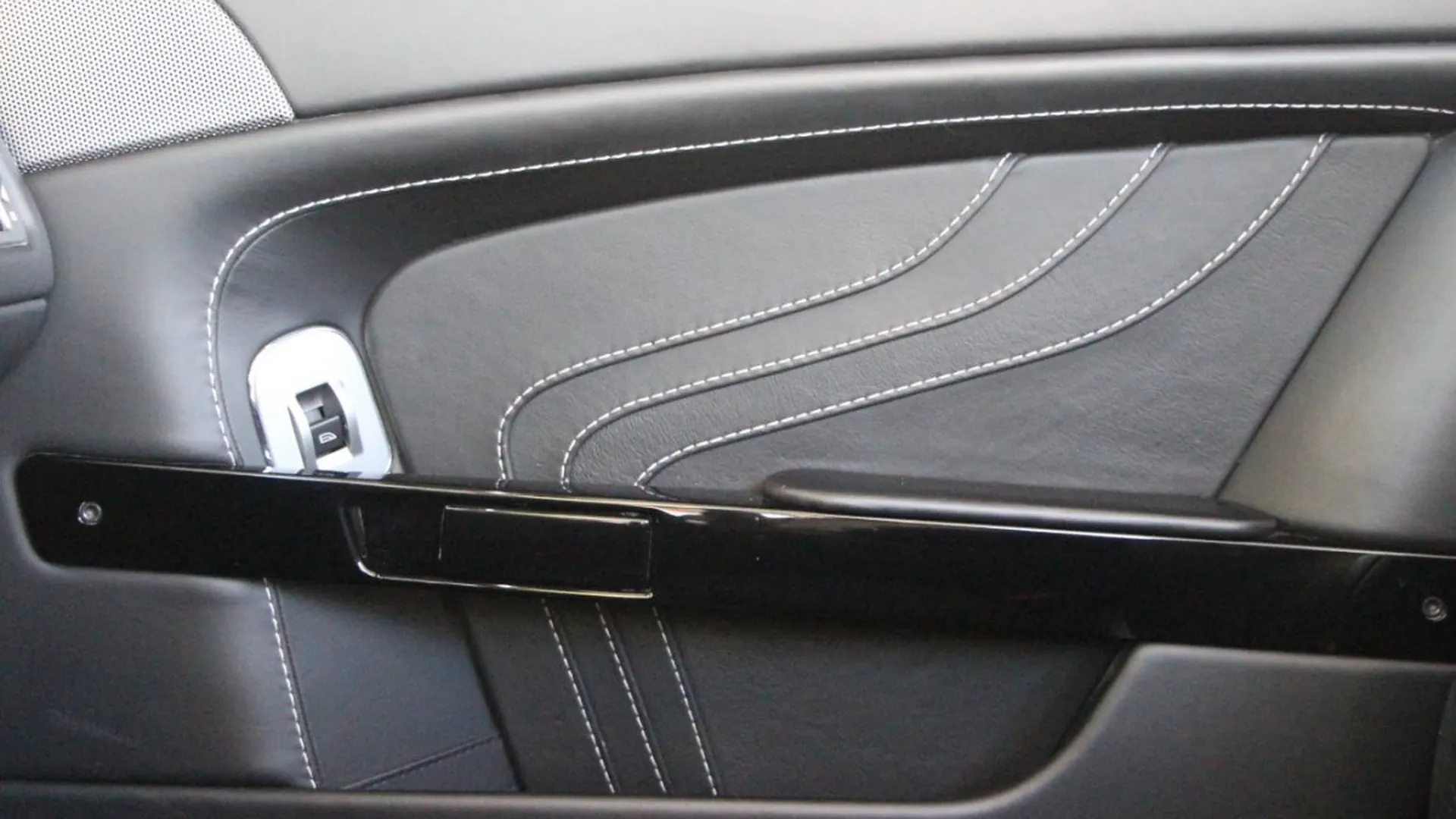 Aston Martin V8 — photo 19