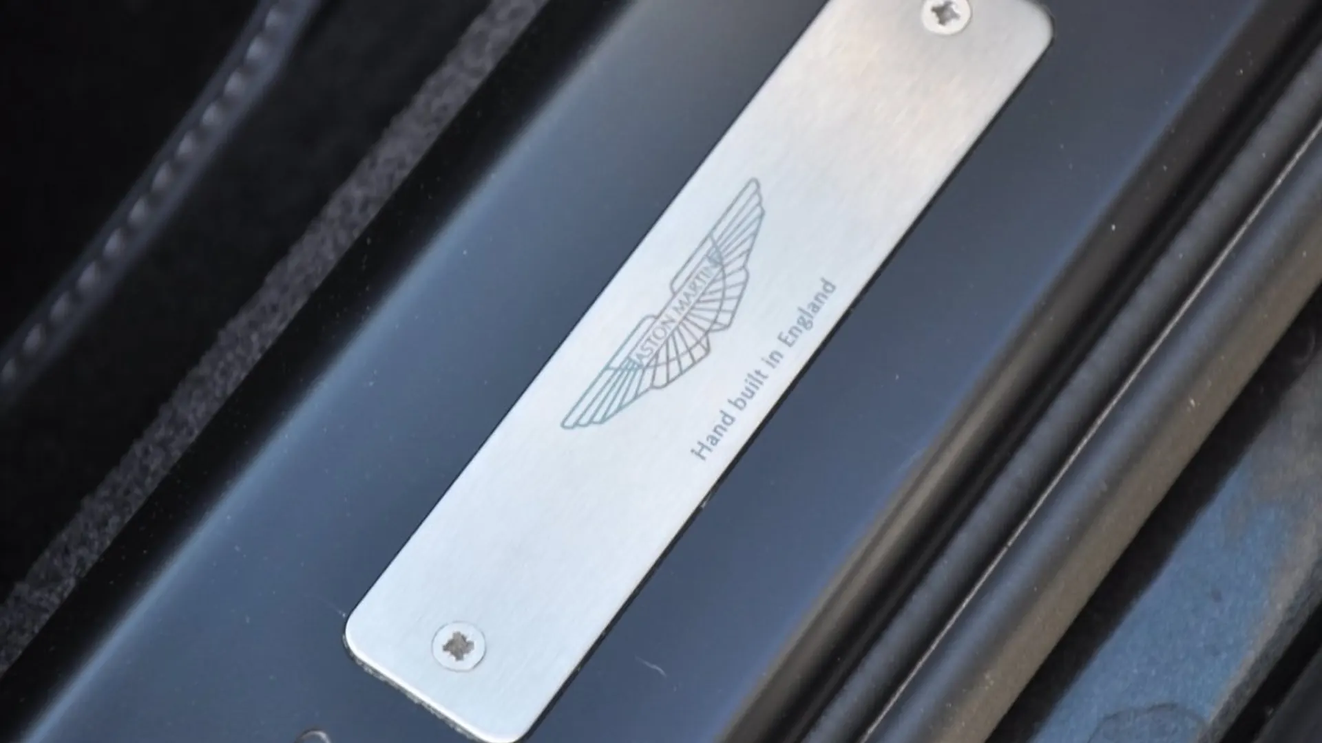 Aston Martin V8 — photo 28