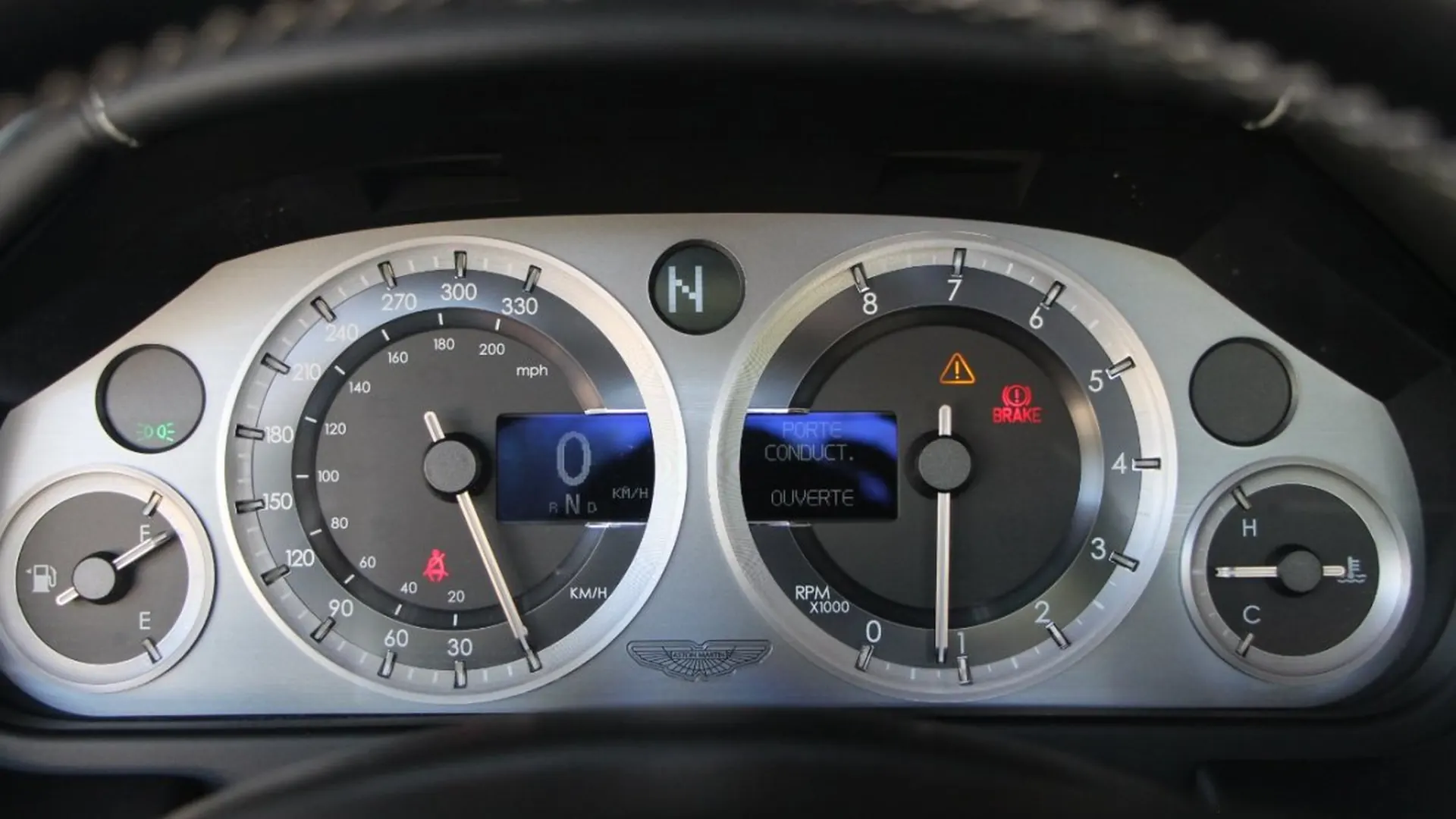 Aston Martin V8 — photo 16