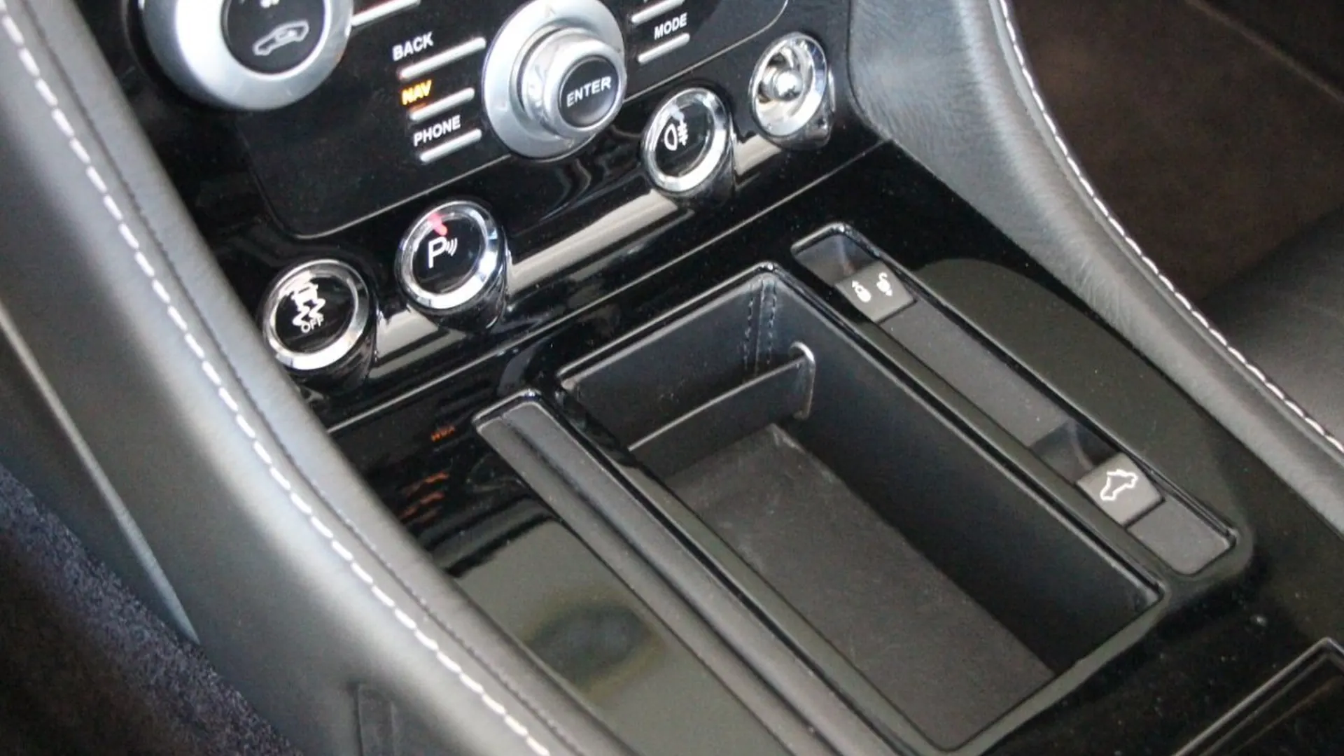 Aston Martin V8 — photo 18