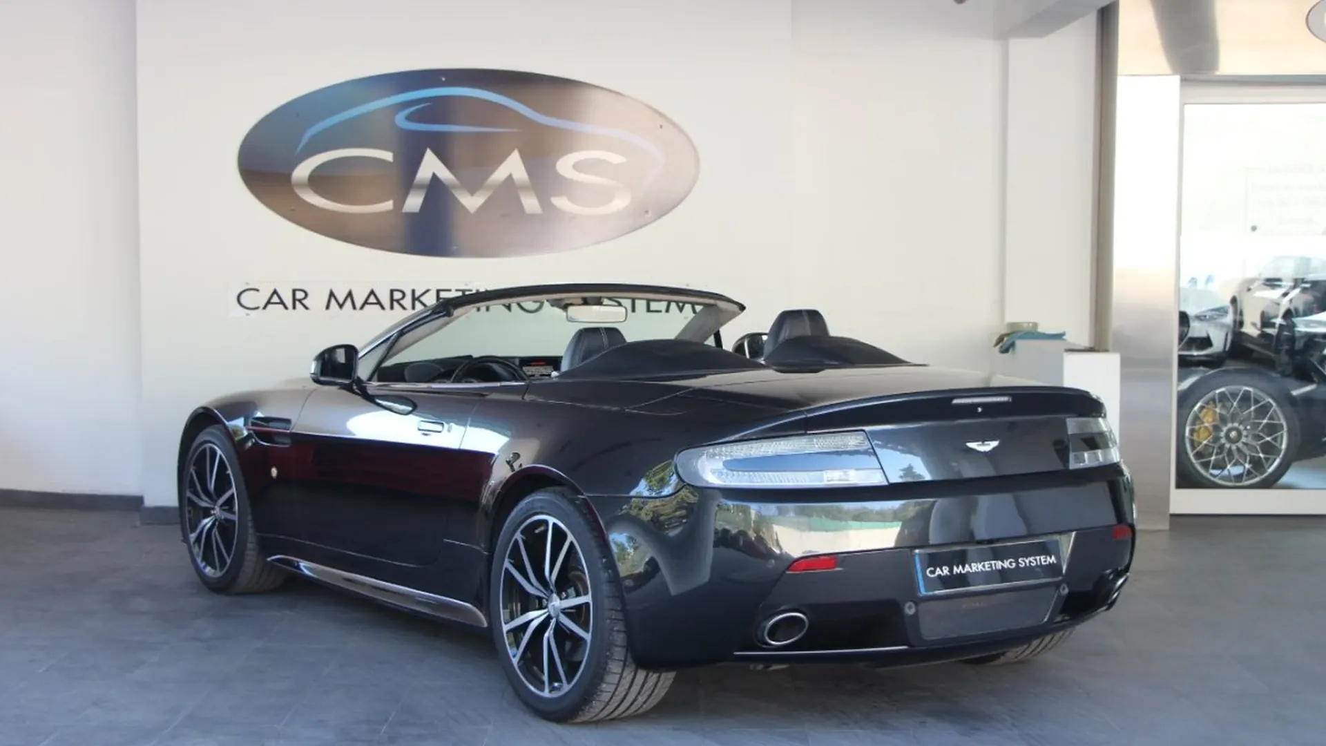 Aston Martin V8 — photo 3