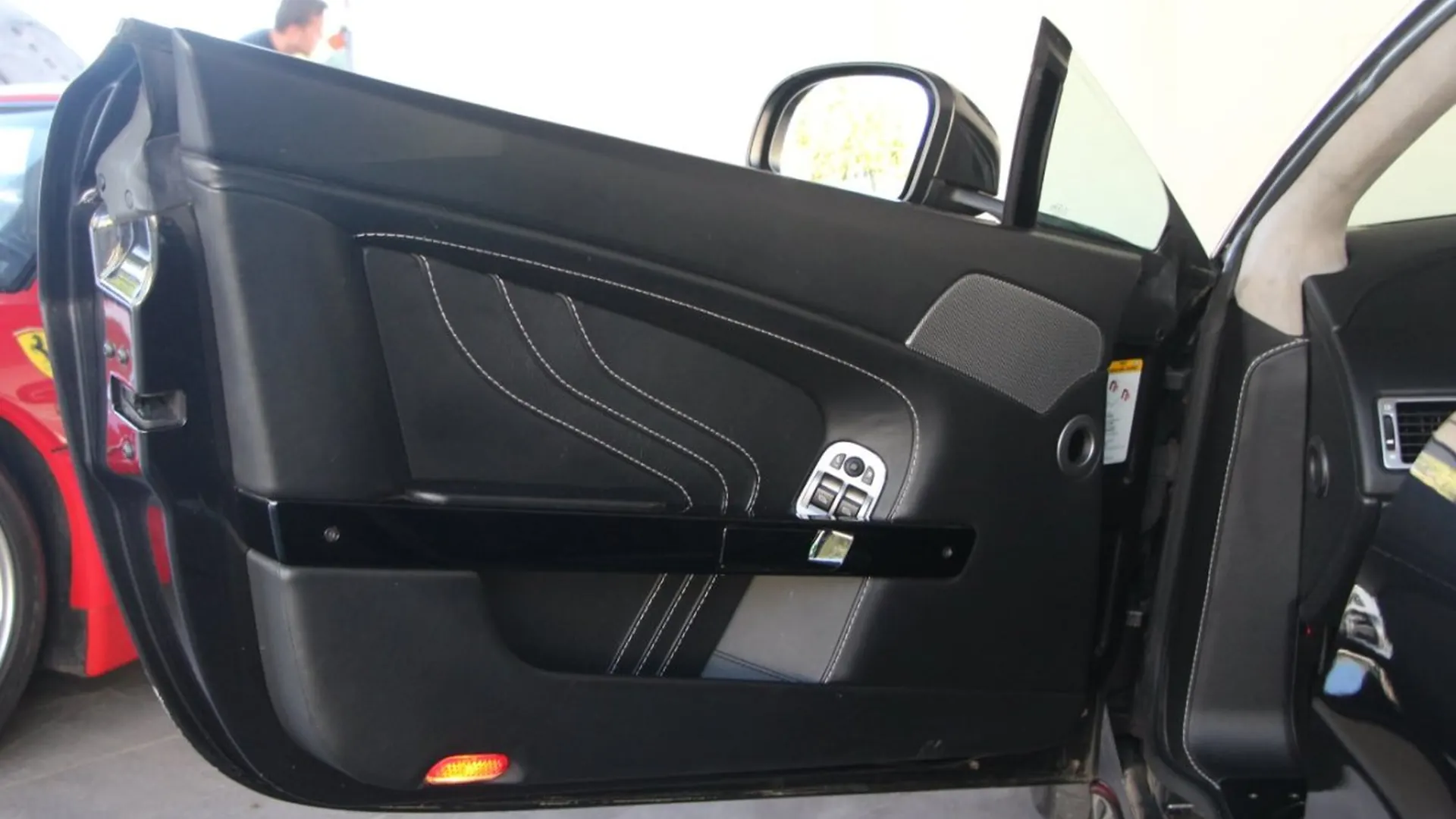 Aston Martin V8 — photo 10