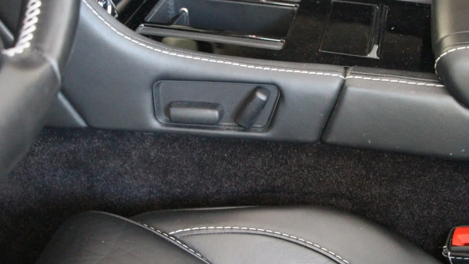 Aston Martin V8 — photo 13