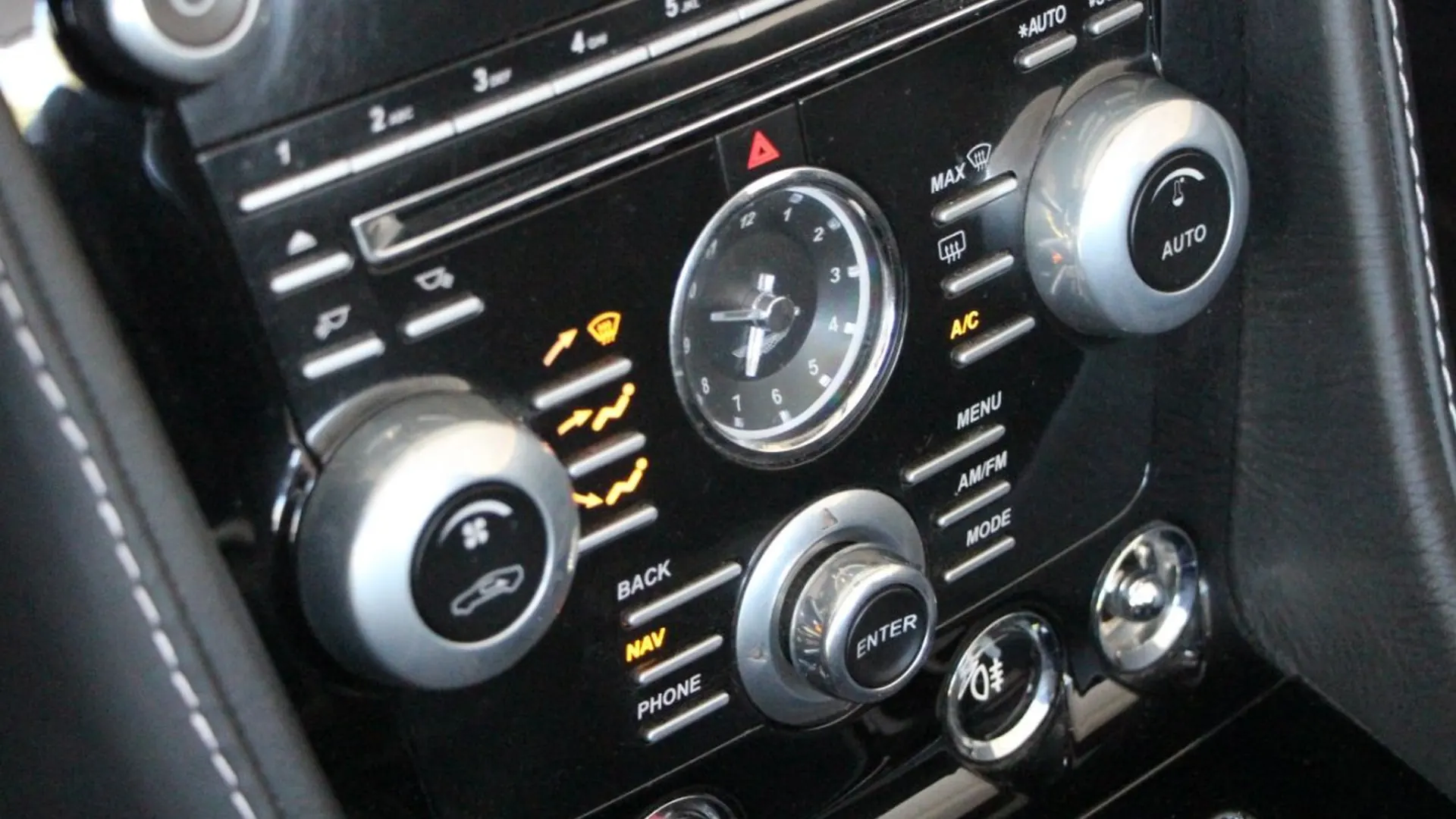 Aston Martin V8 — photo 11