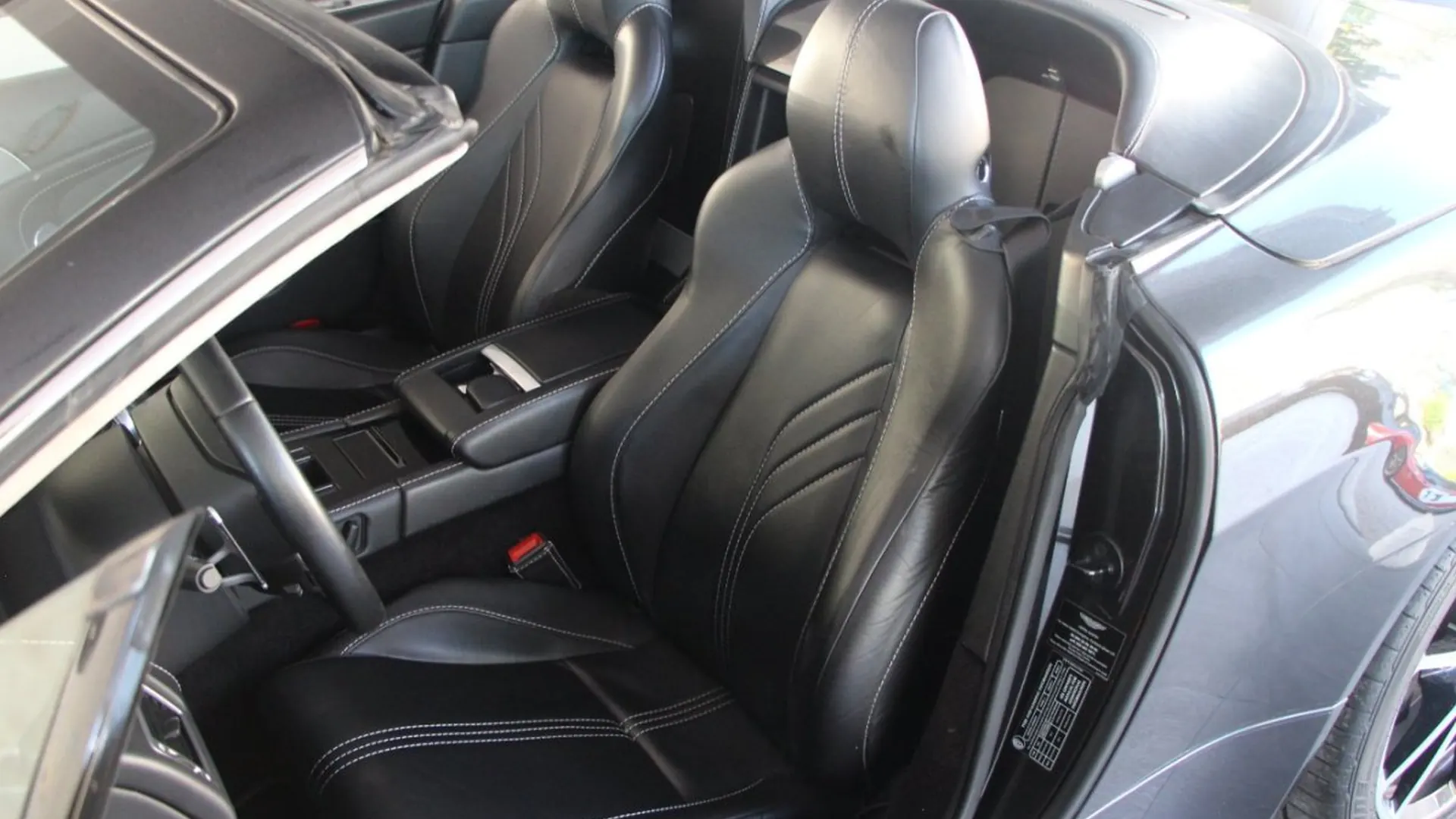 Aston Martin V8 — photo 9
