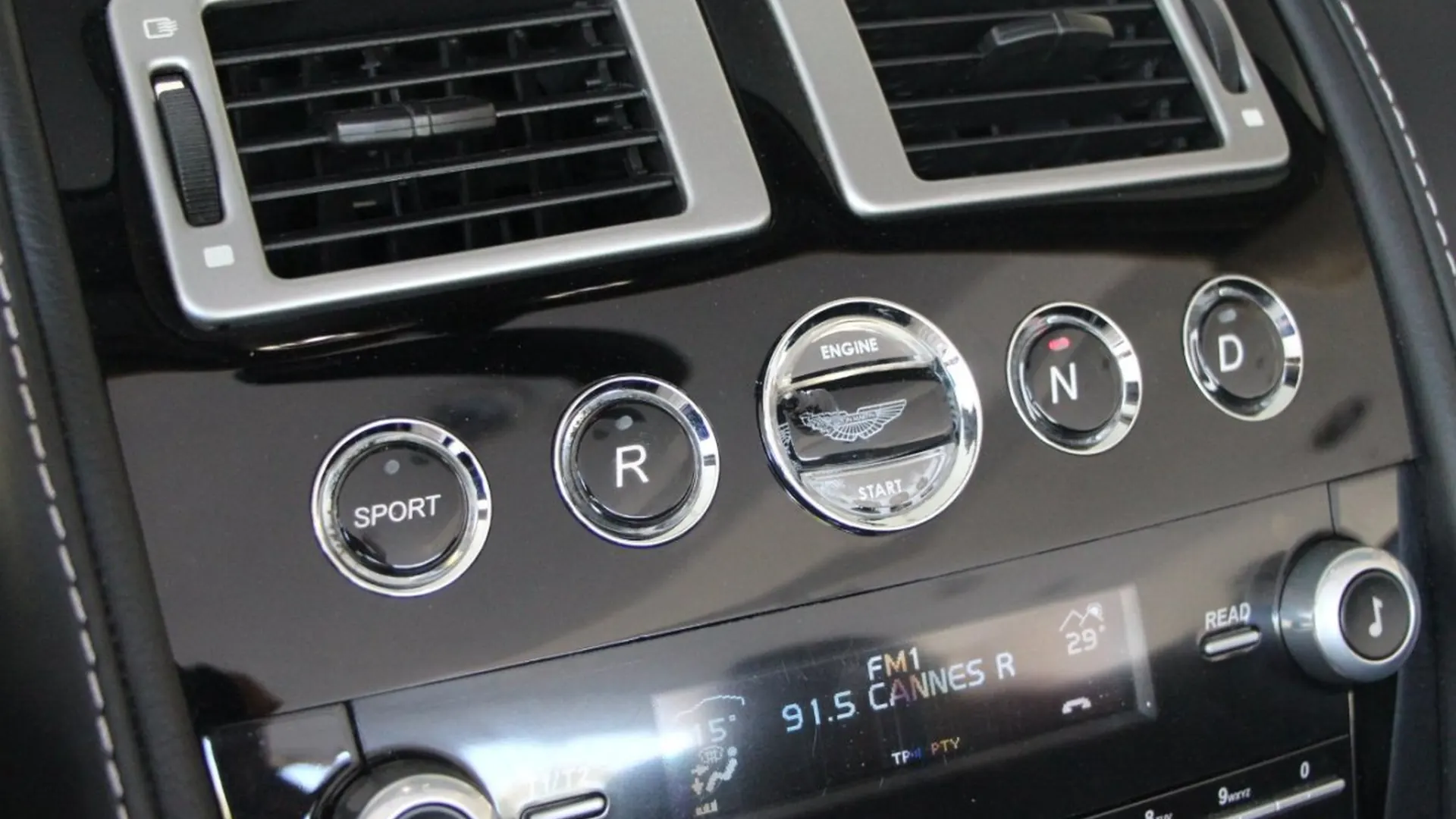 Aston Martin V8 — photo 14