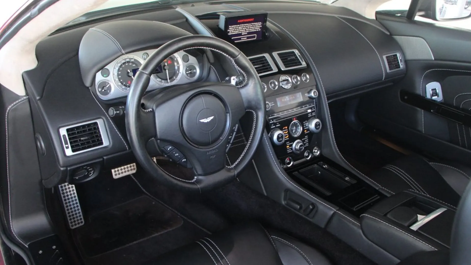 Aston Martin V8 — photo 7
