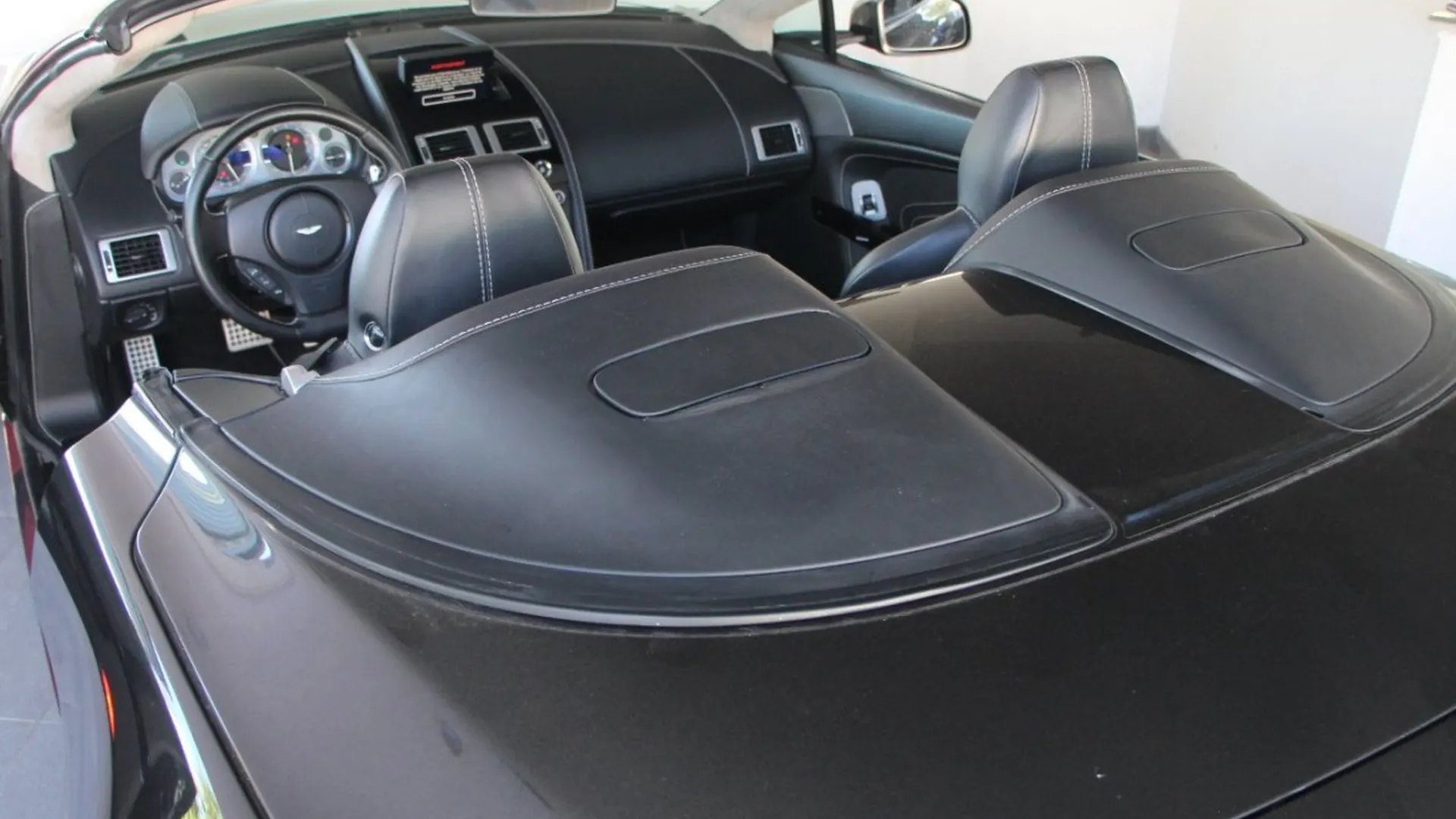 Aston Martin V8 — photo 24