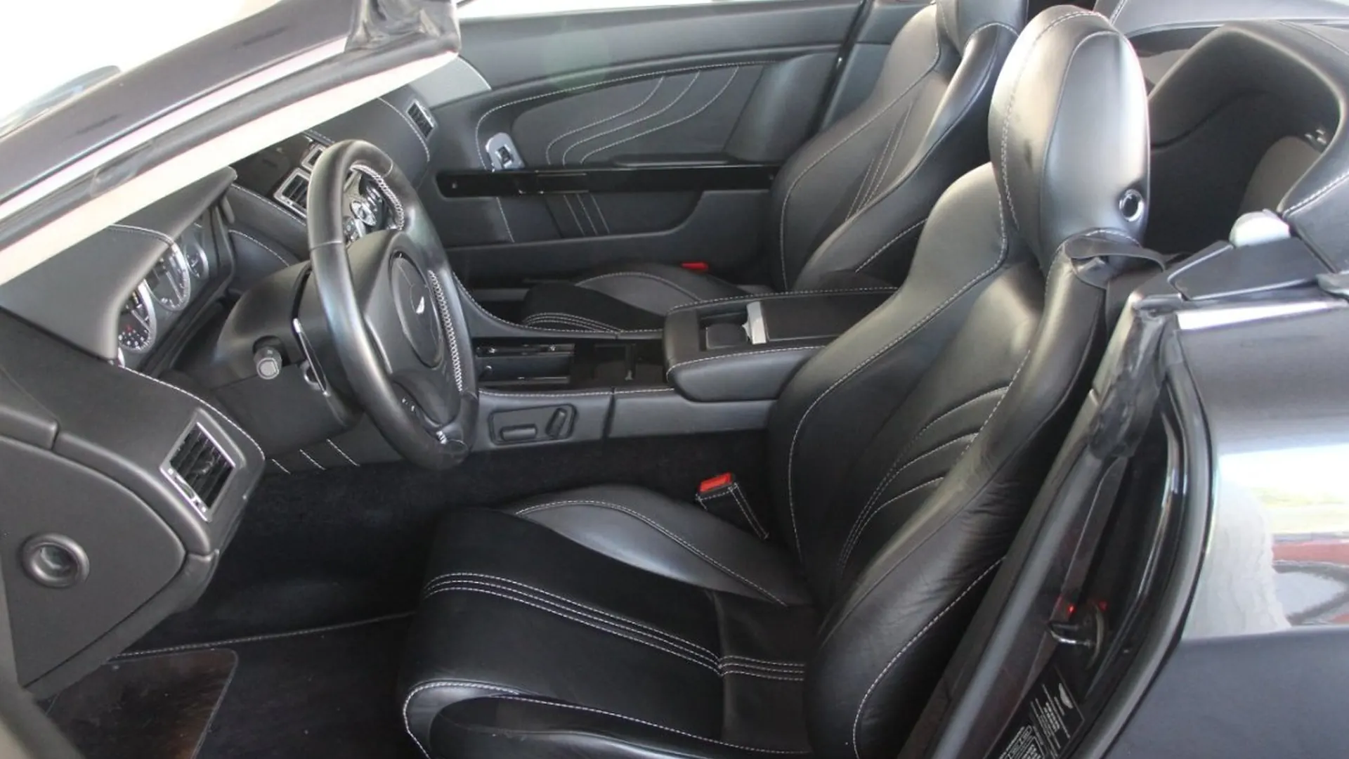 Aston Martin V8 — photo 8