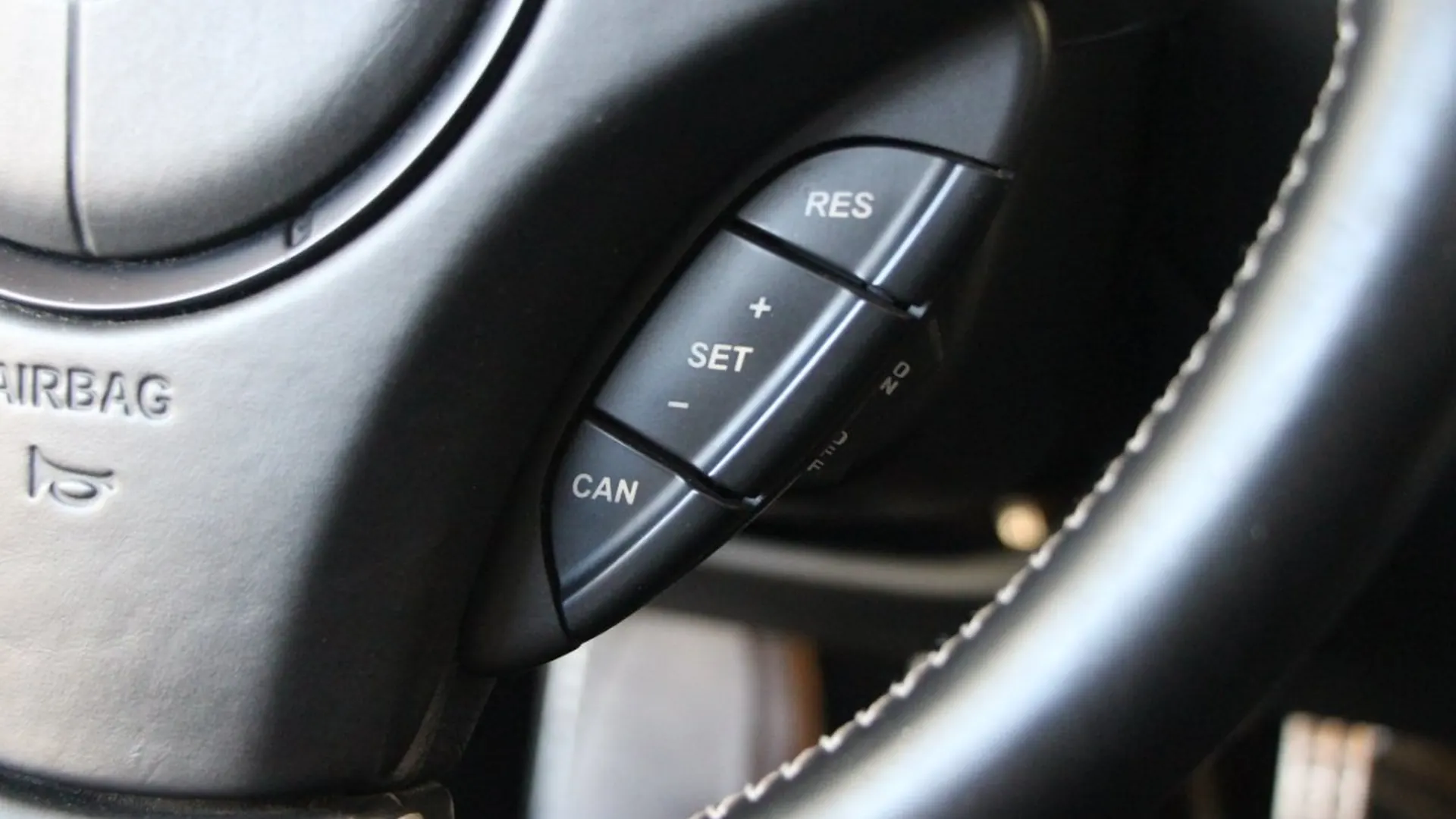 Aston Martin V8 — photo 17