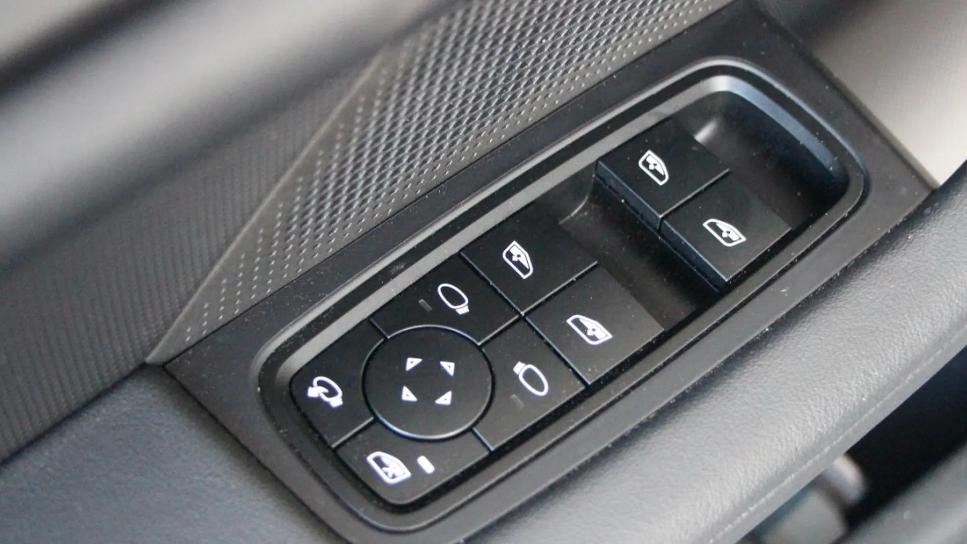 Porsche Taycan — photo 19