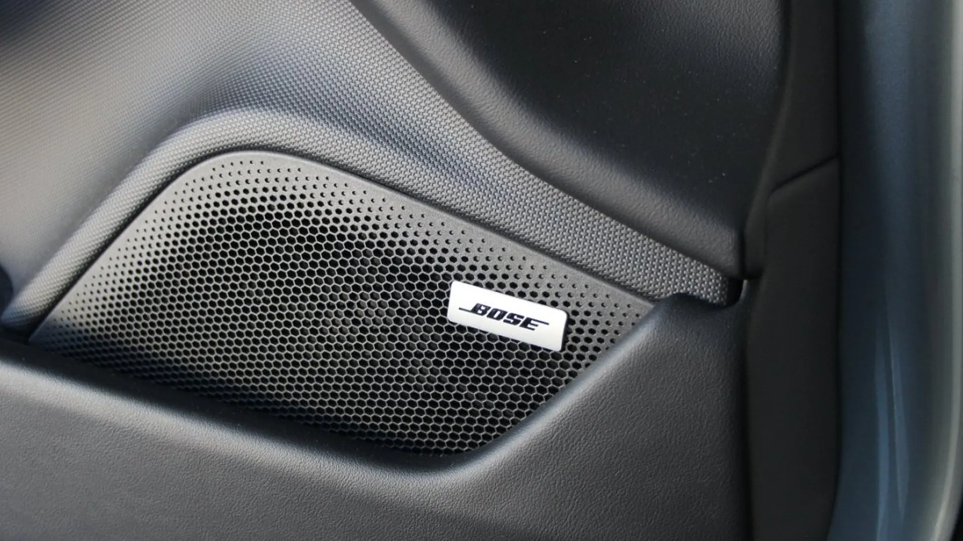 Porsche Taycan — photo 10