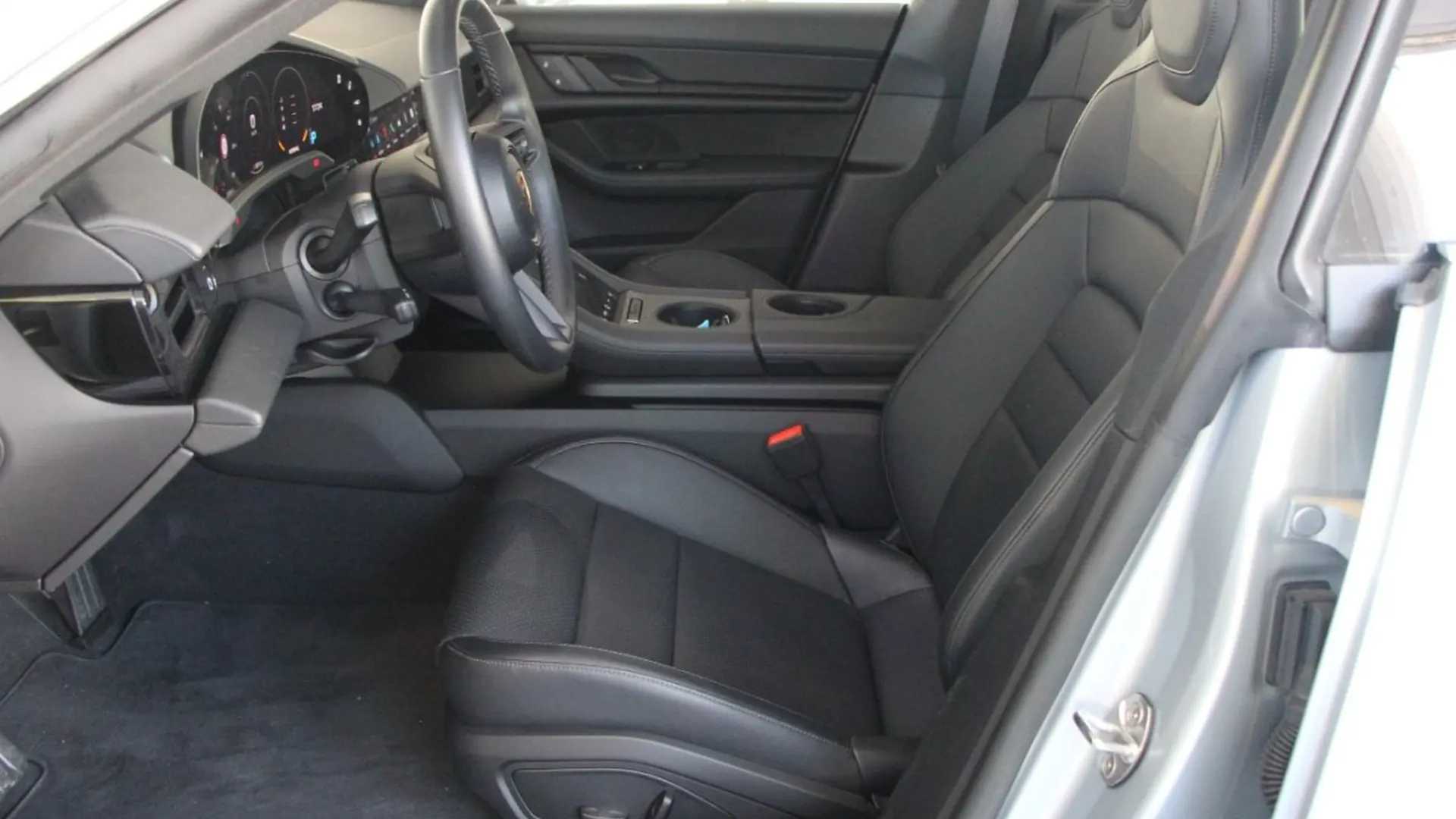 Porsche Taycan — photo 9