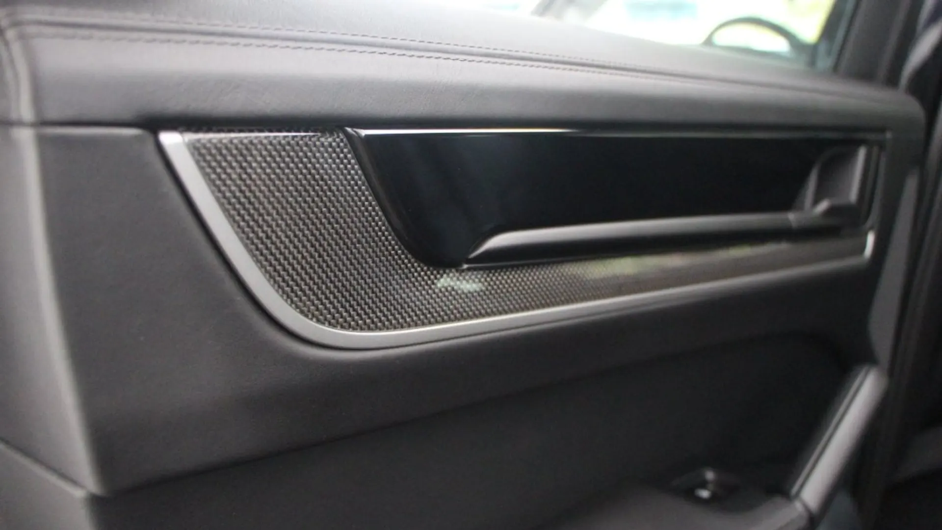 Porsche Cayenne — photo 22