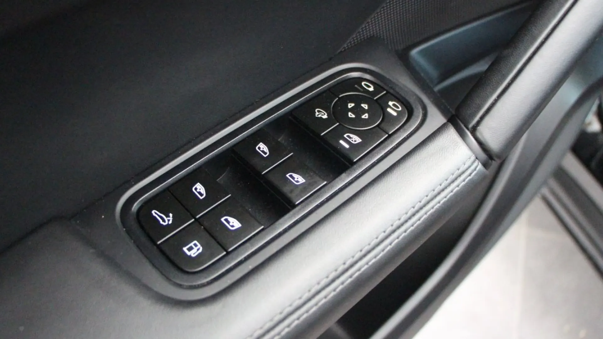 Porsche Cayenne — photo 23