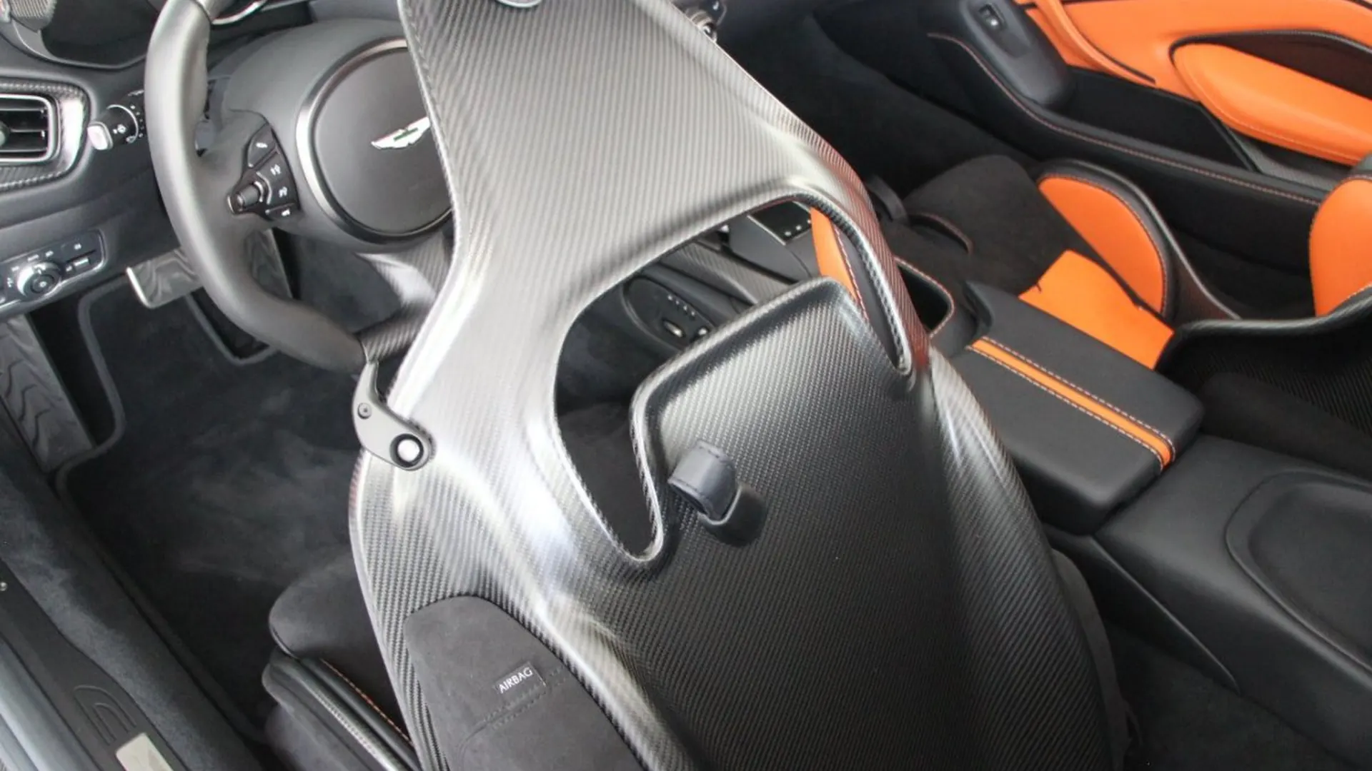 Aston Martin V12 — photo 19