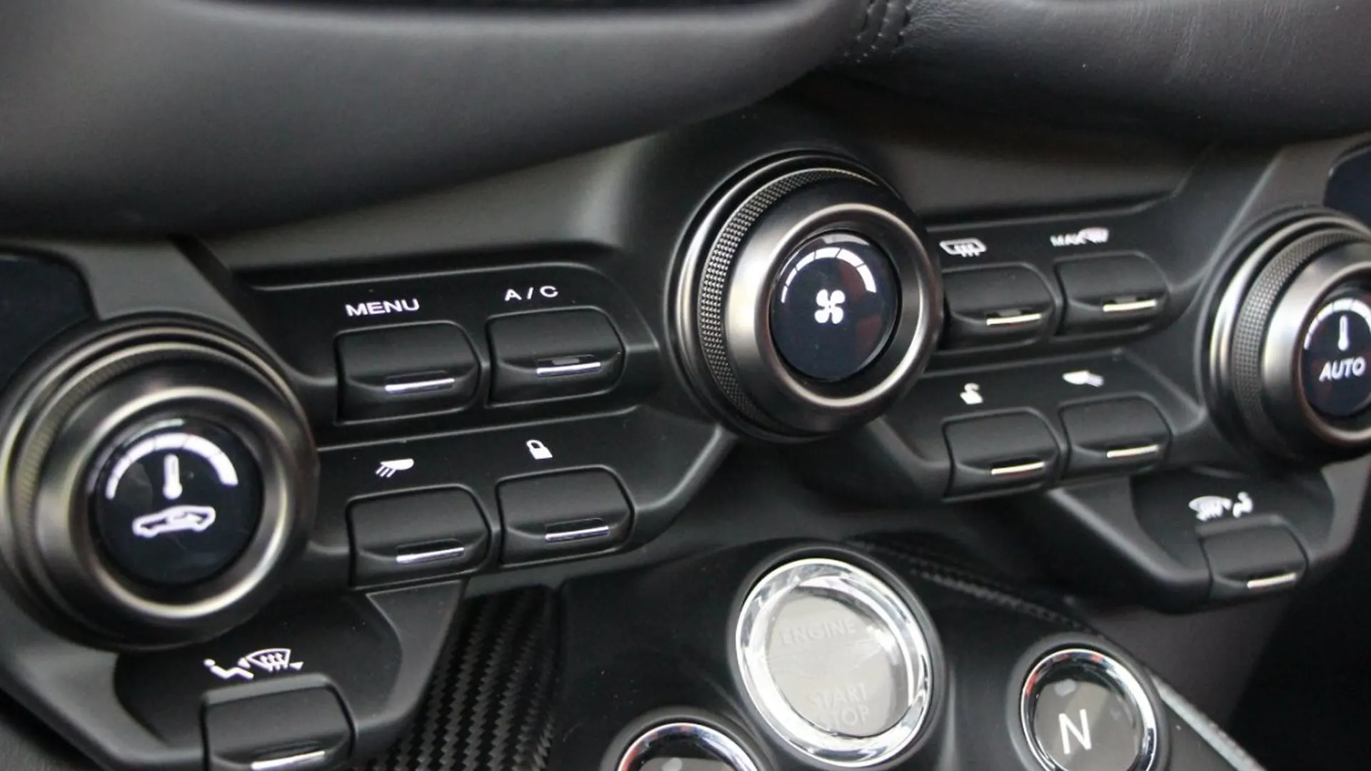 Aston Martin V12 — photo 28