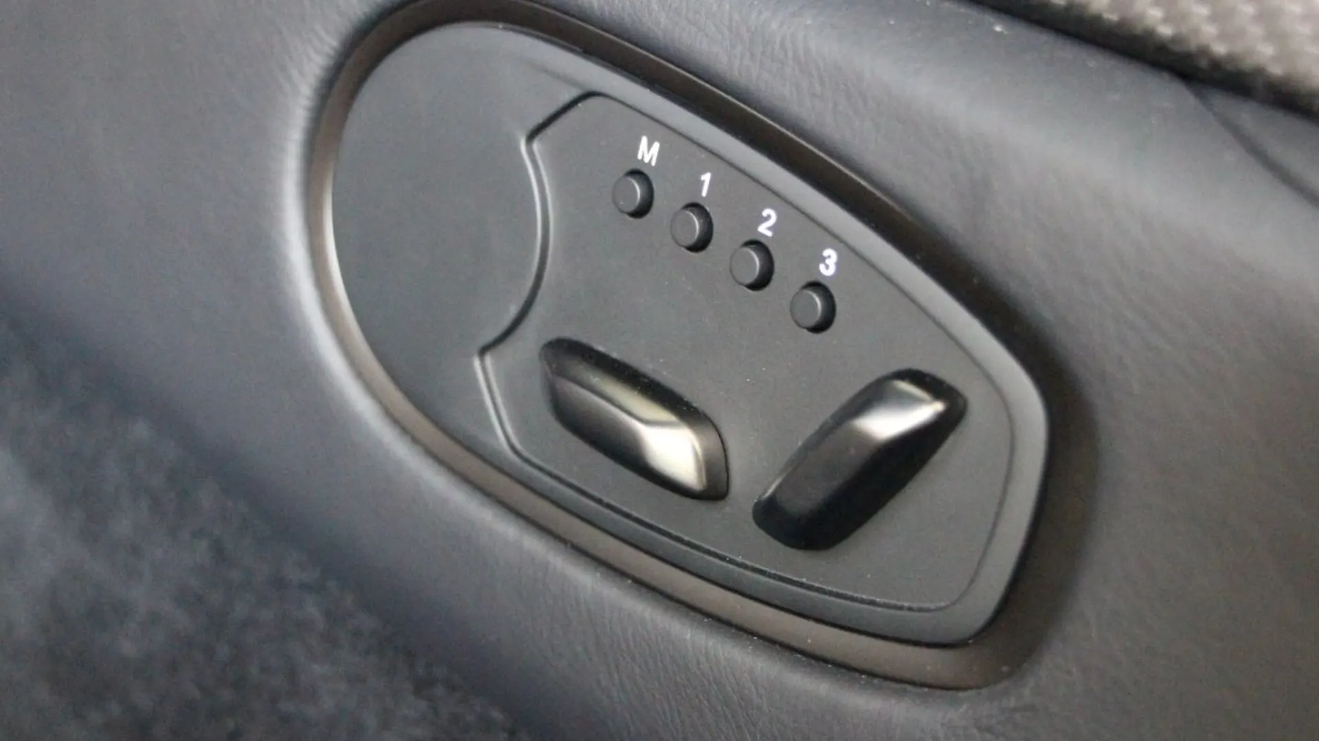 Aston Martin V12 — photo 29