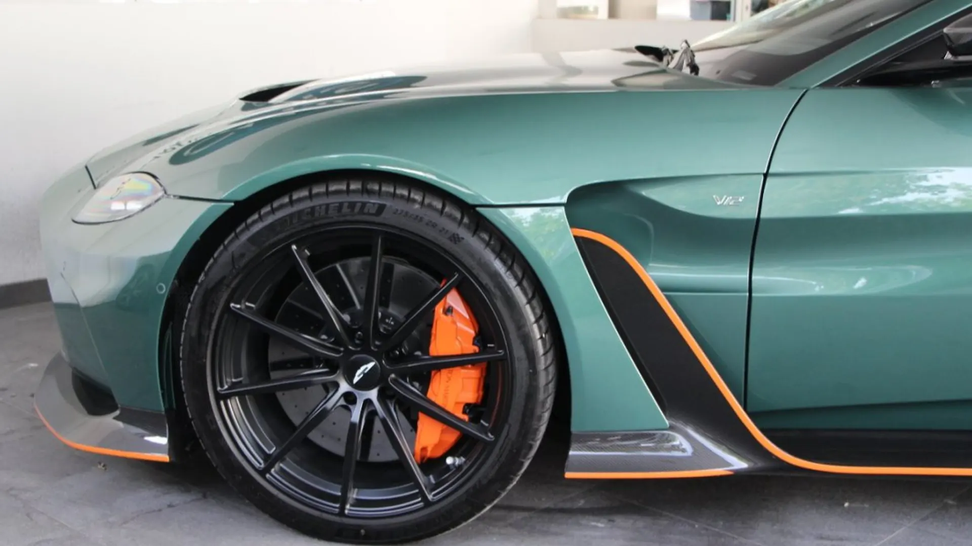Aston Martin V12 — photo 8