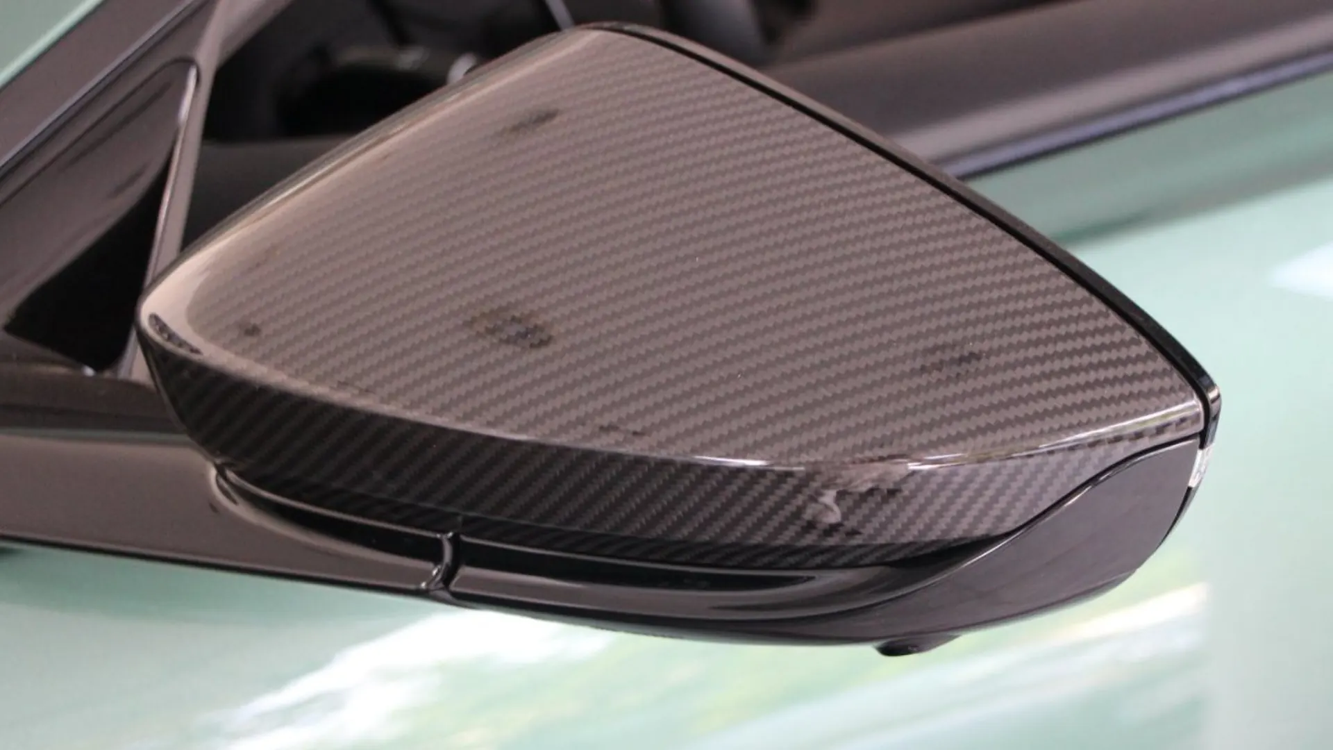 Aston Martin V12 — photo 12