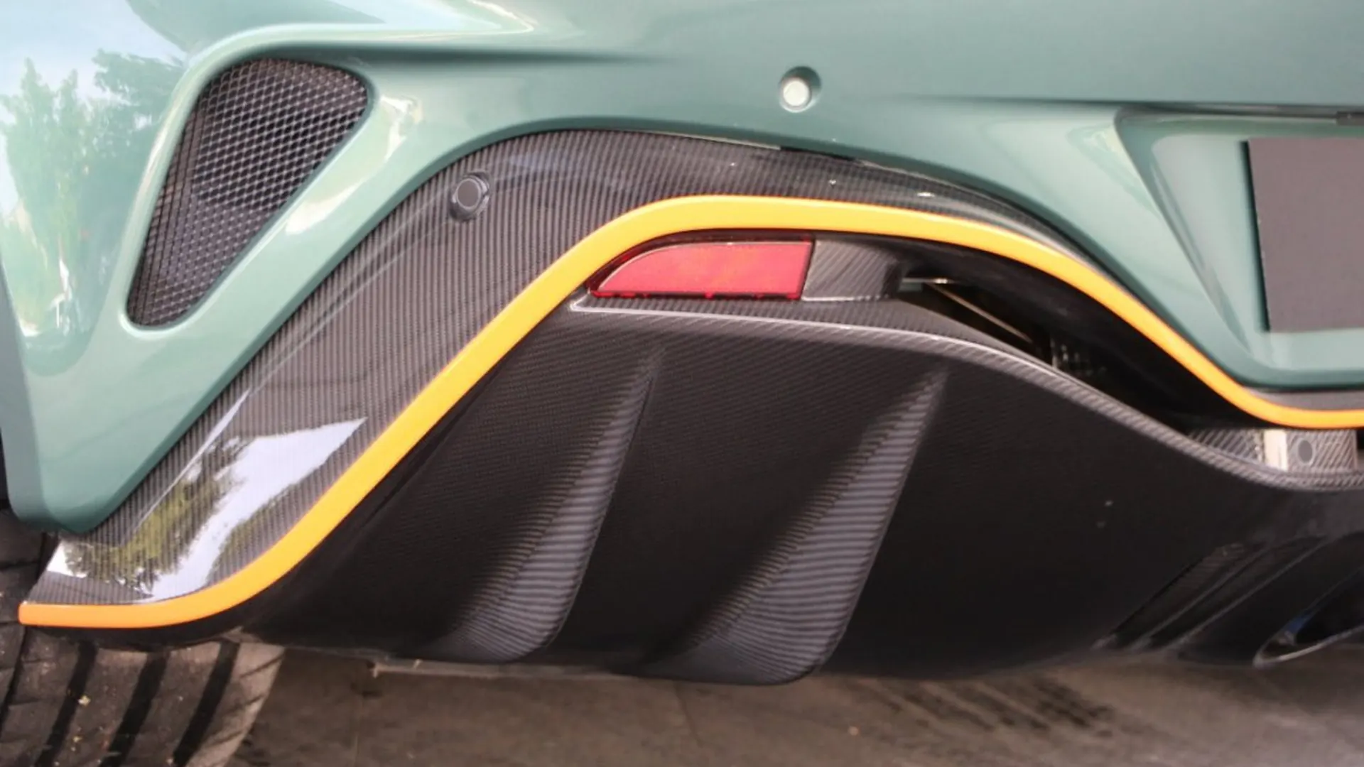 Aston Martin V12 — photo 6