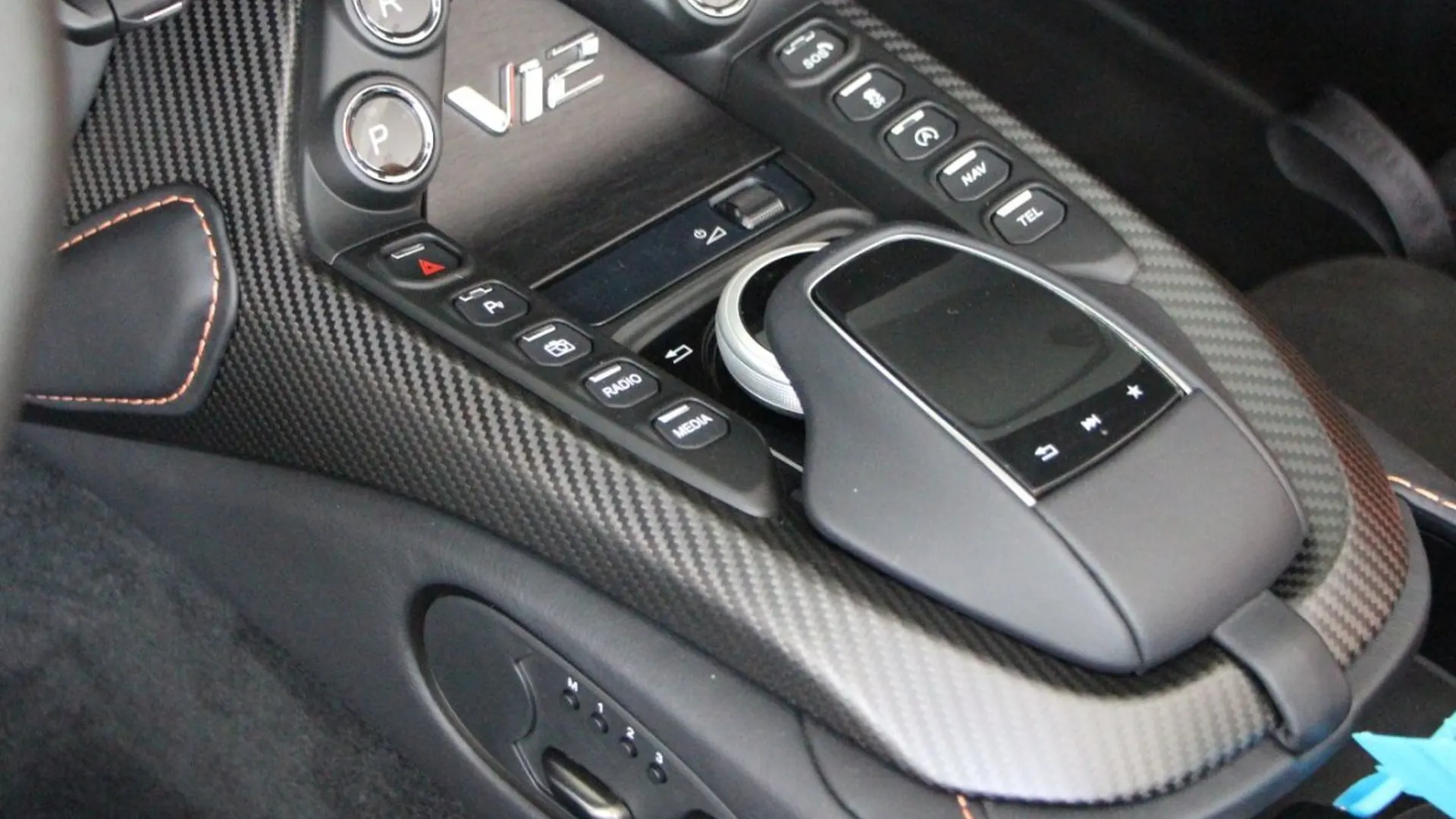 Aston Martin V12 — photo 21