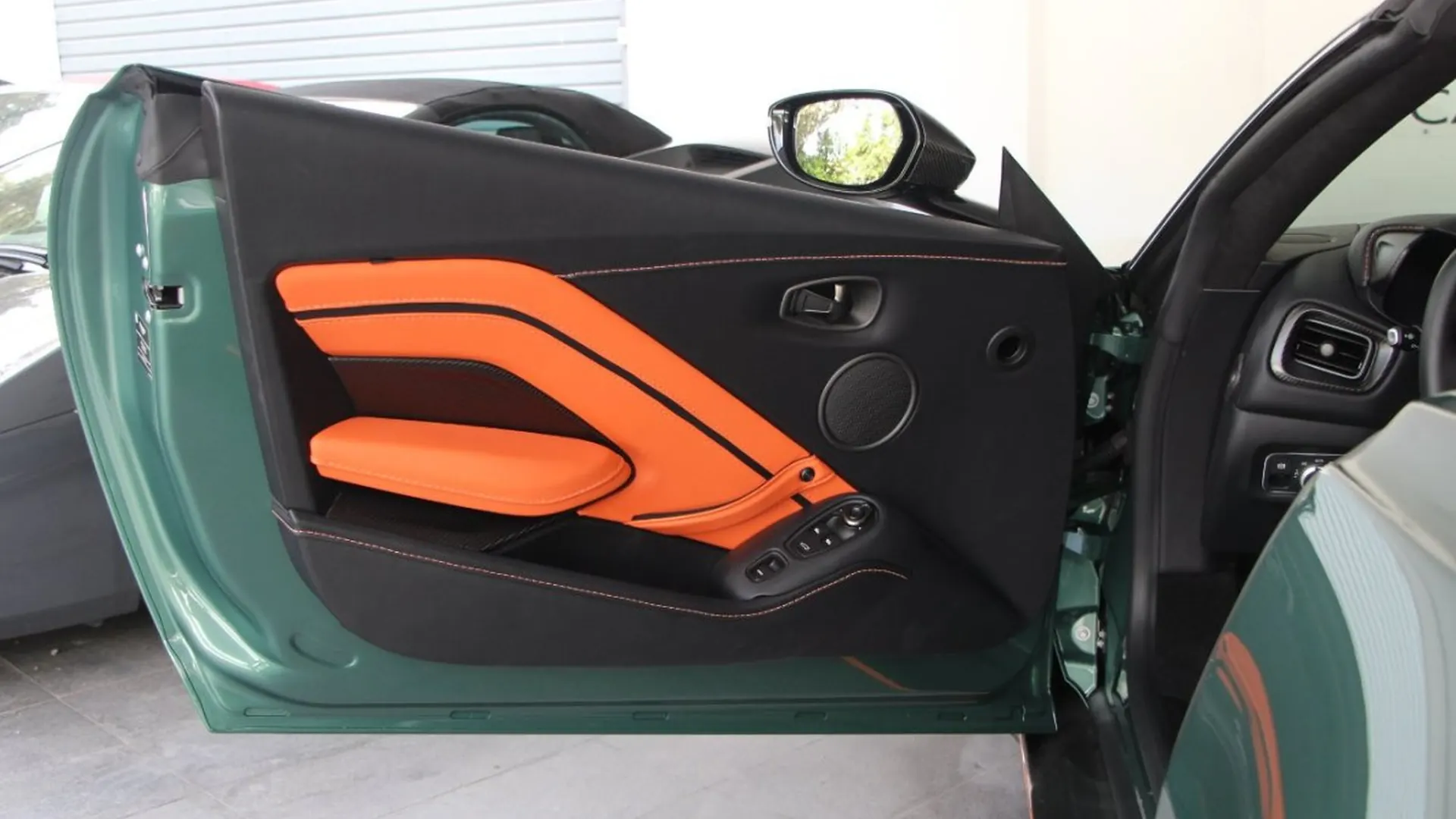 Aston Martin V12 — photo 15