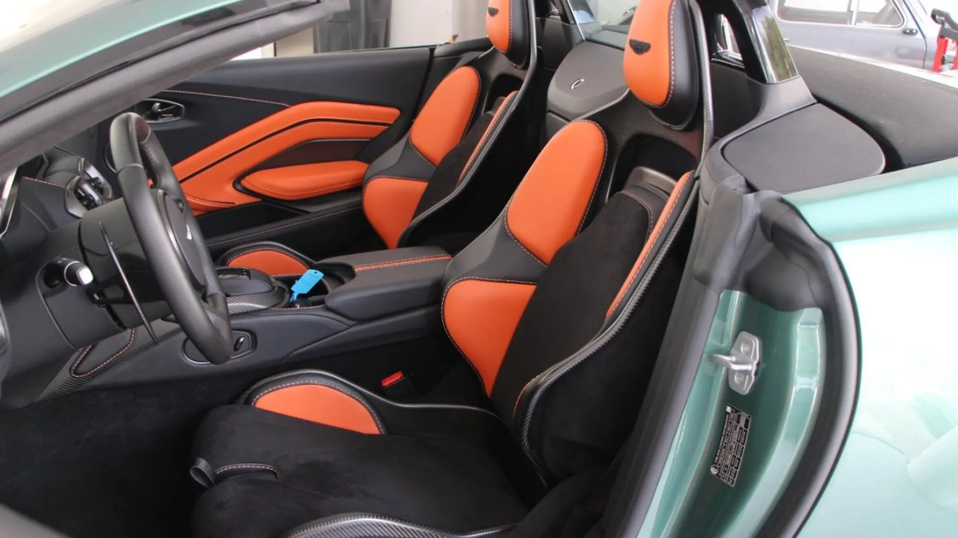 Aston Martin V12 — photo 16