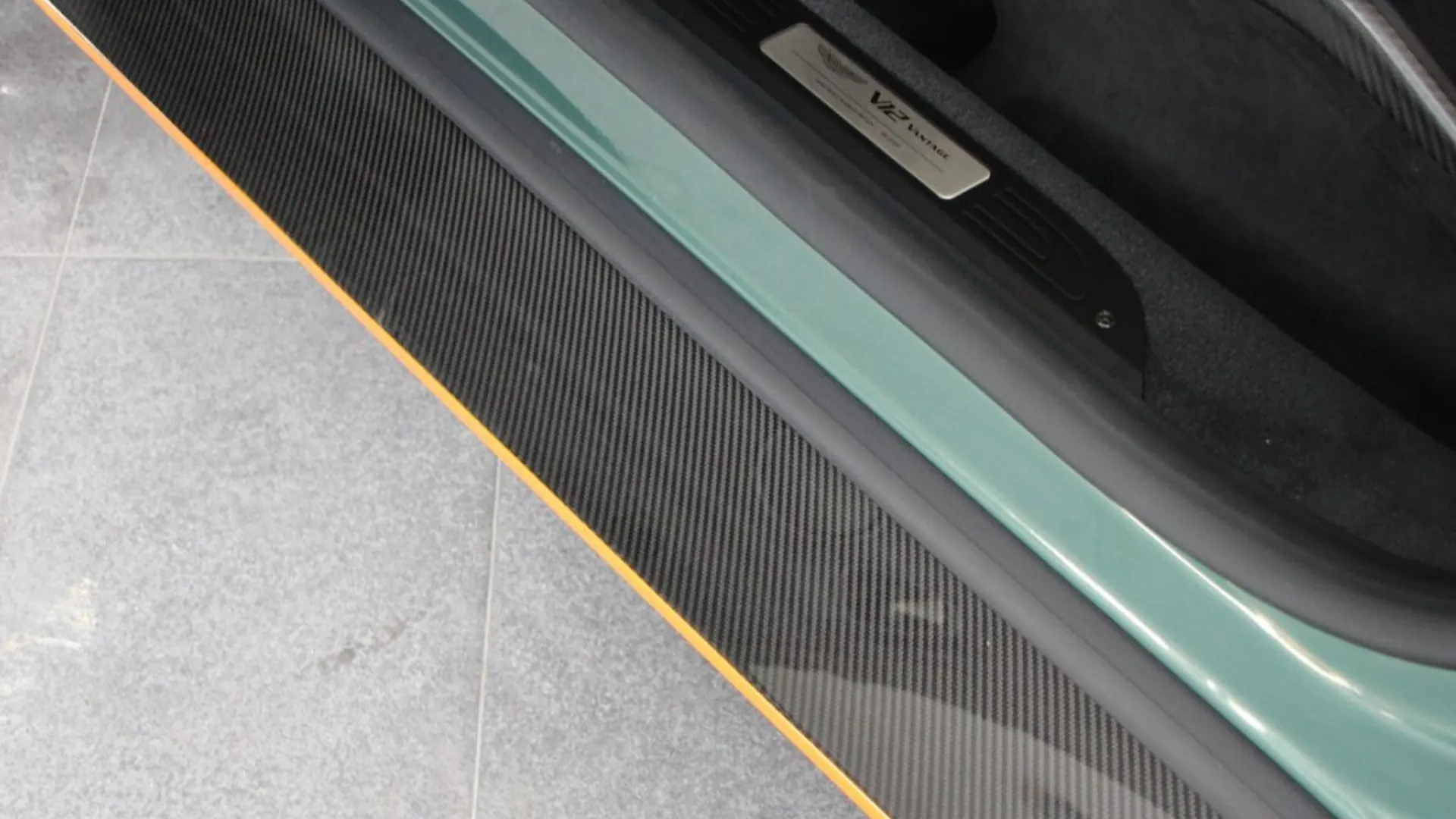 Aston Martin V12 — photo 18