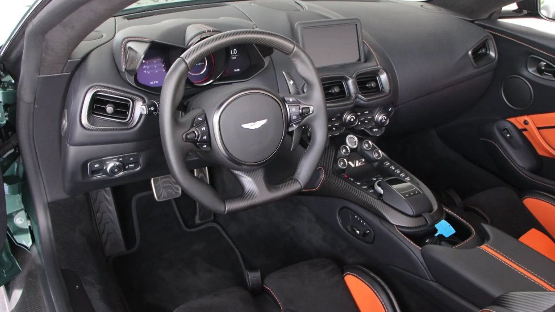 Aston Martin V12 — photo 13