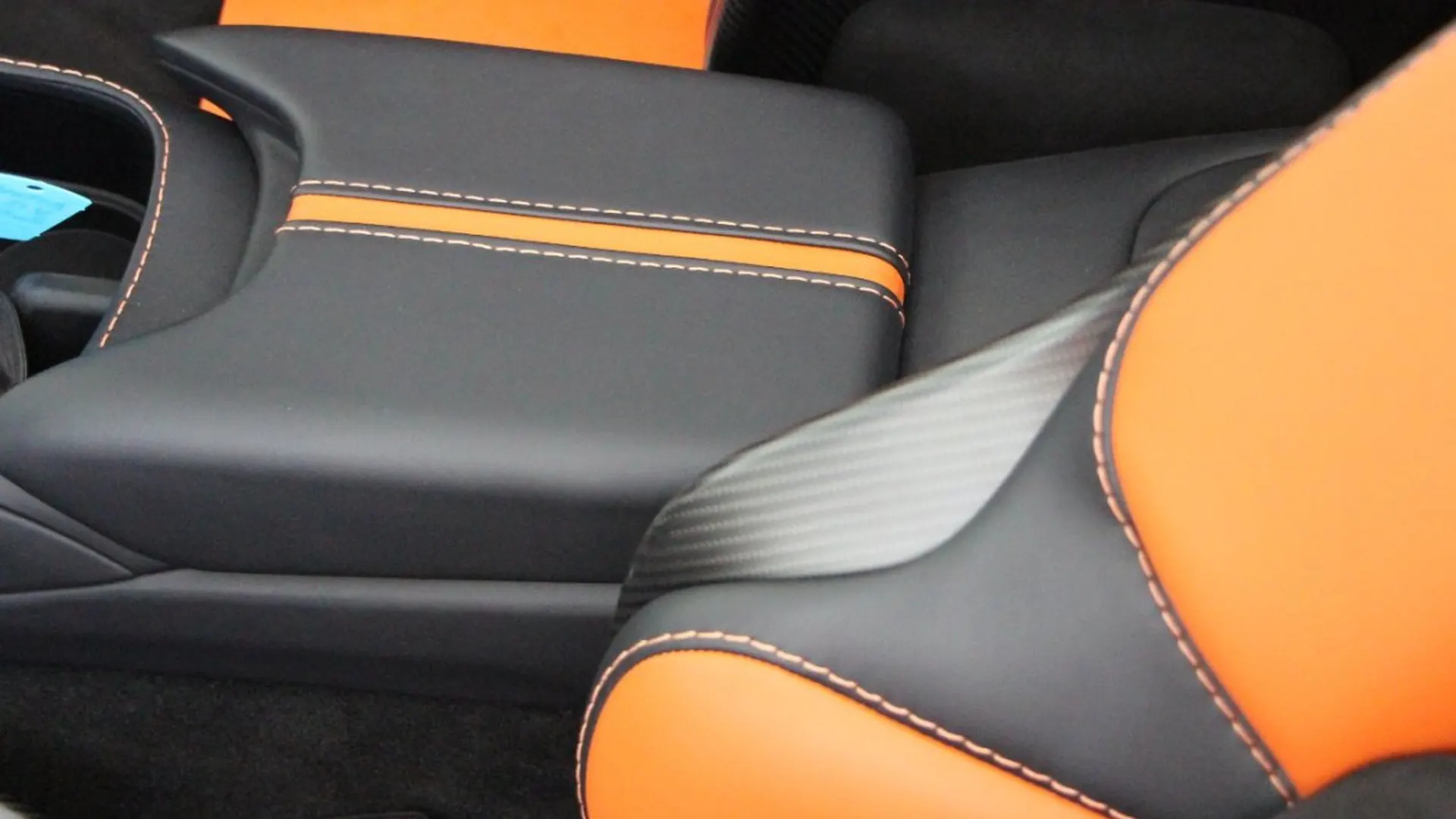 Aston Martin V12 — photo 20