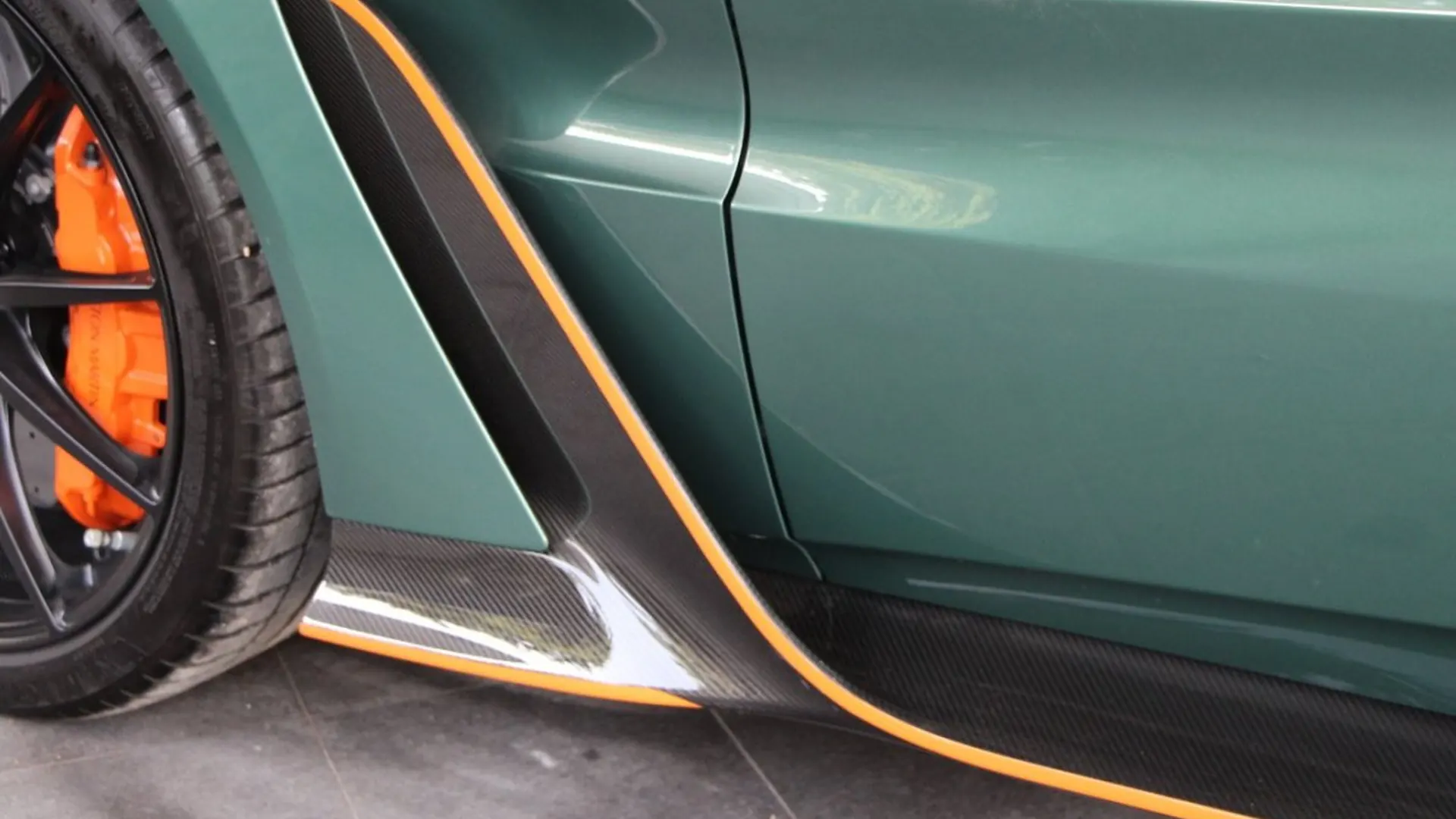 Aston Martin V12 — photo 9