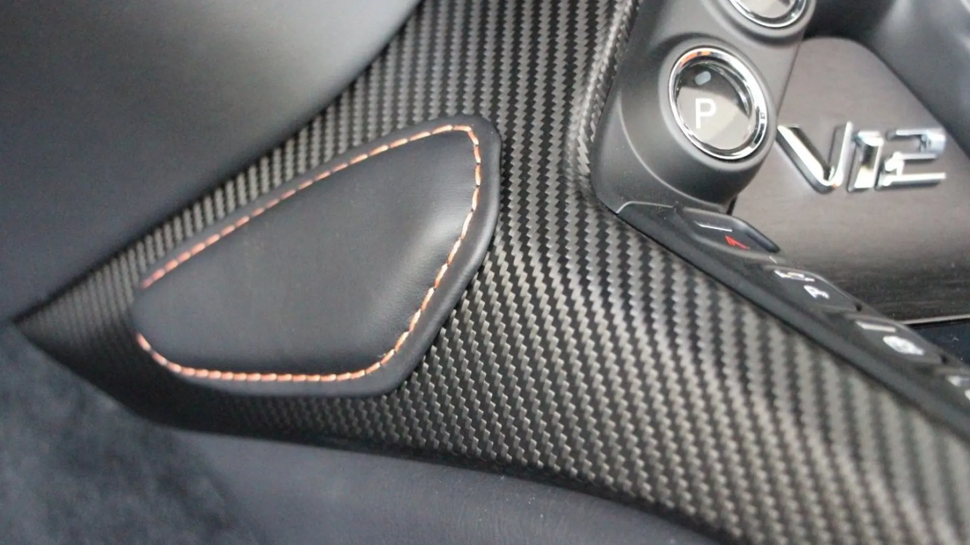 Aston Martin V12 — photo 22