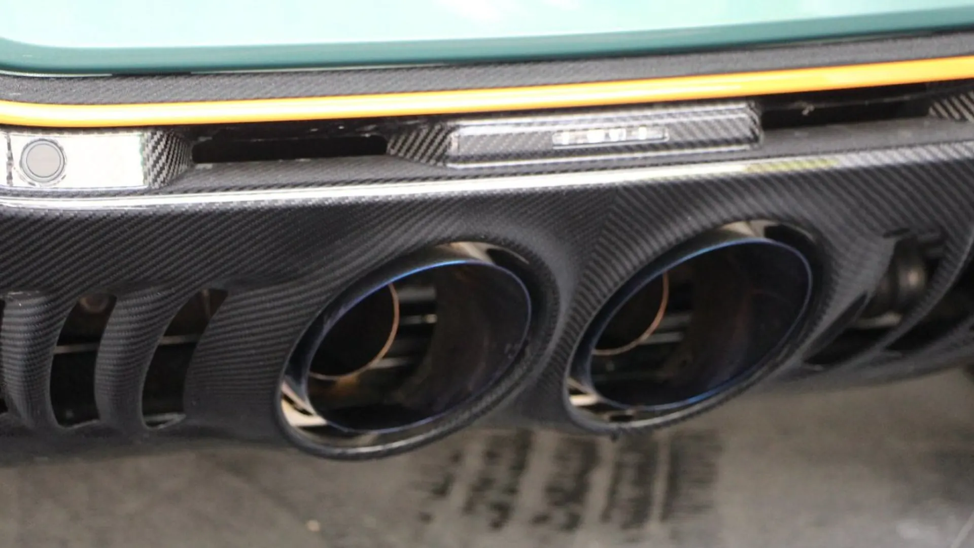 Aston Martin V12 — photo 7