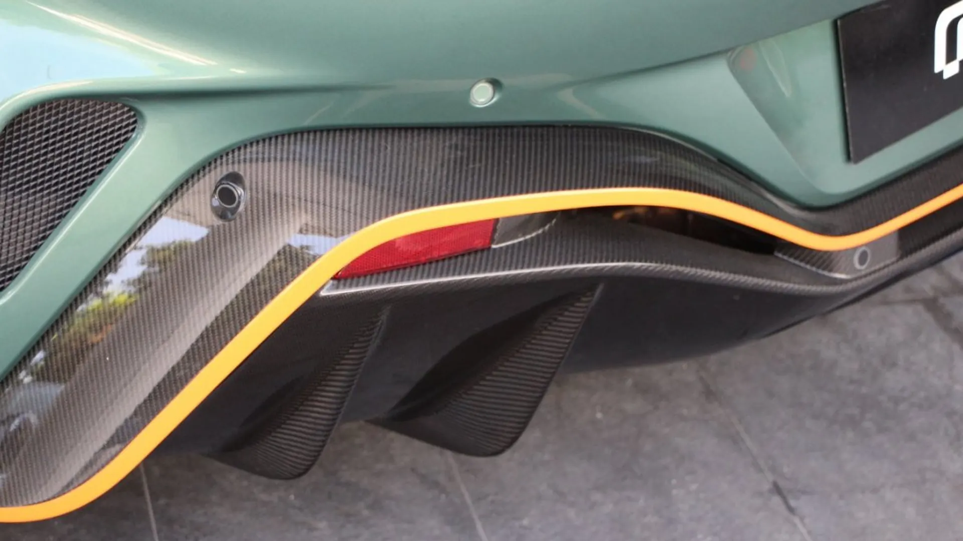 Aston Martin V12 — photo 5