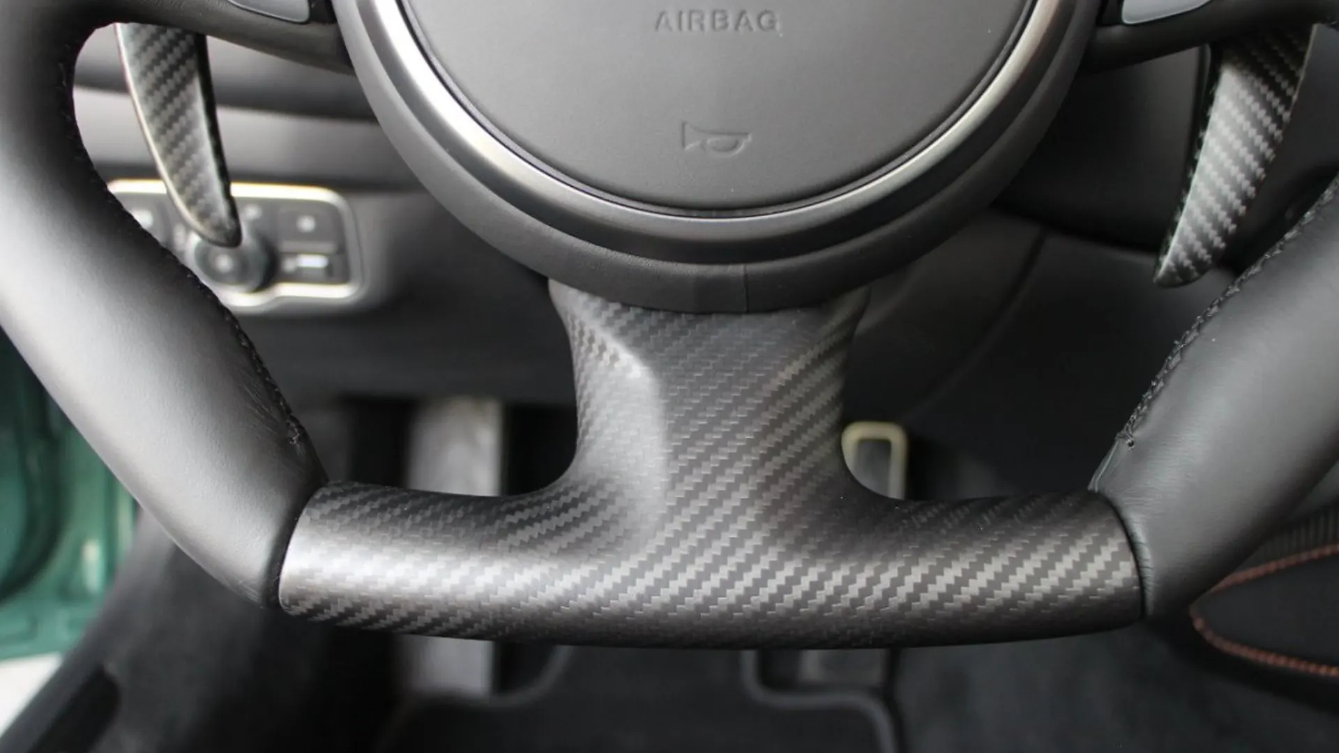 Aston Martin V12 — photo 32