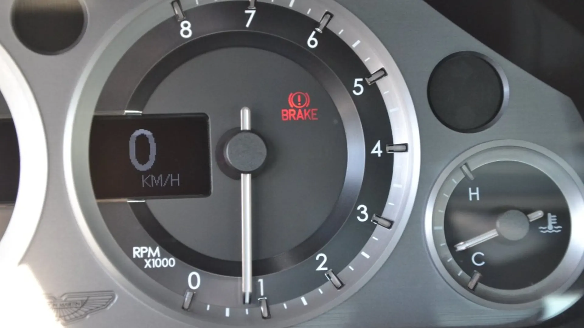 Aston Martin V8 — photo 10
