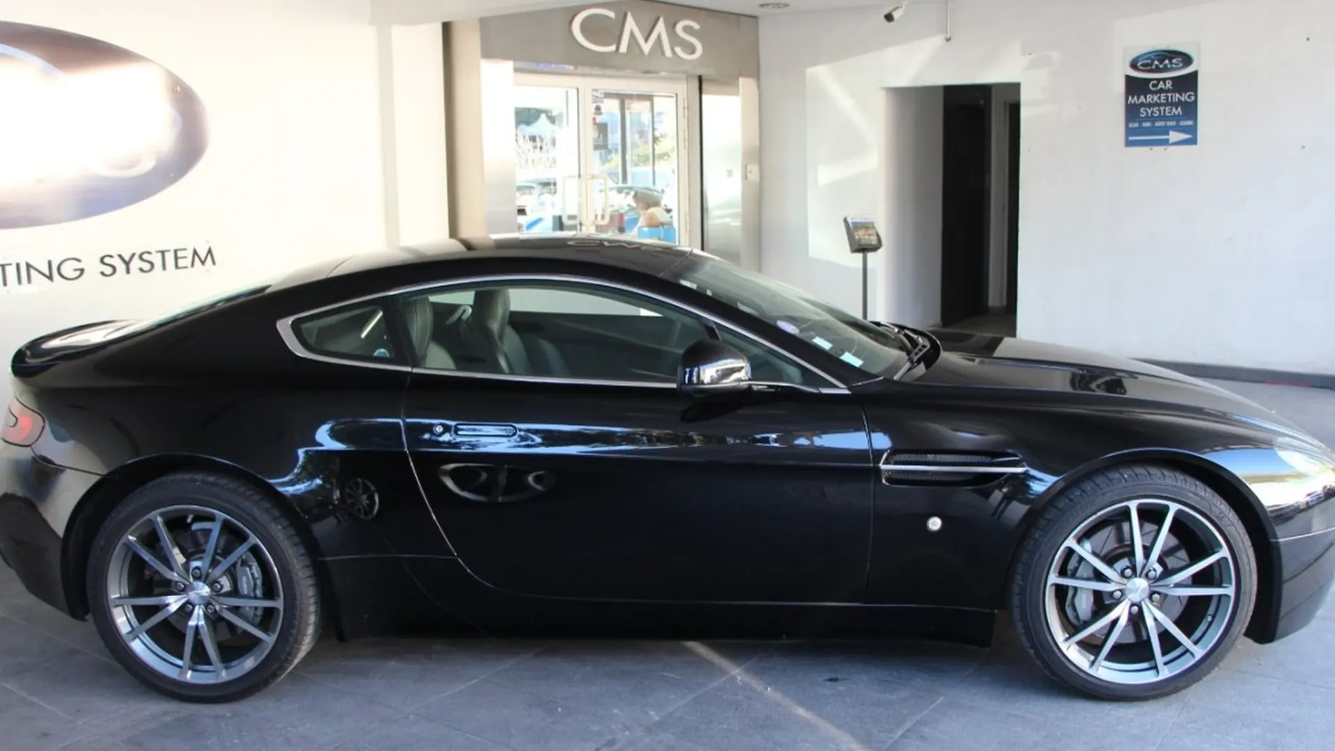 Aston Martin V8 — photo 3