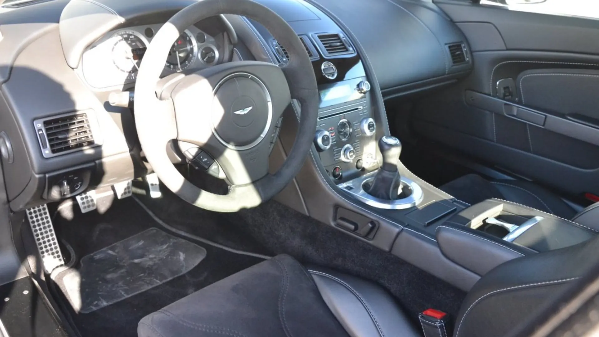 Aston Martin V8 — photo 18